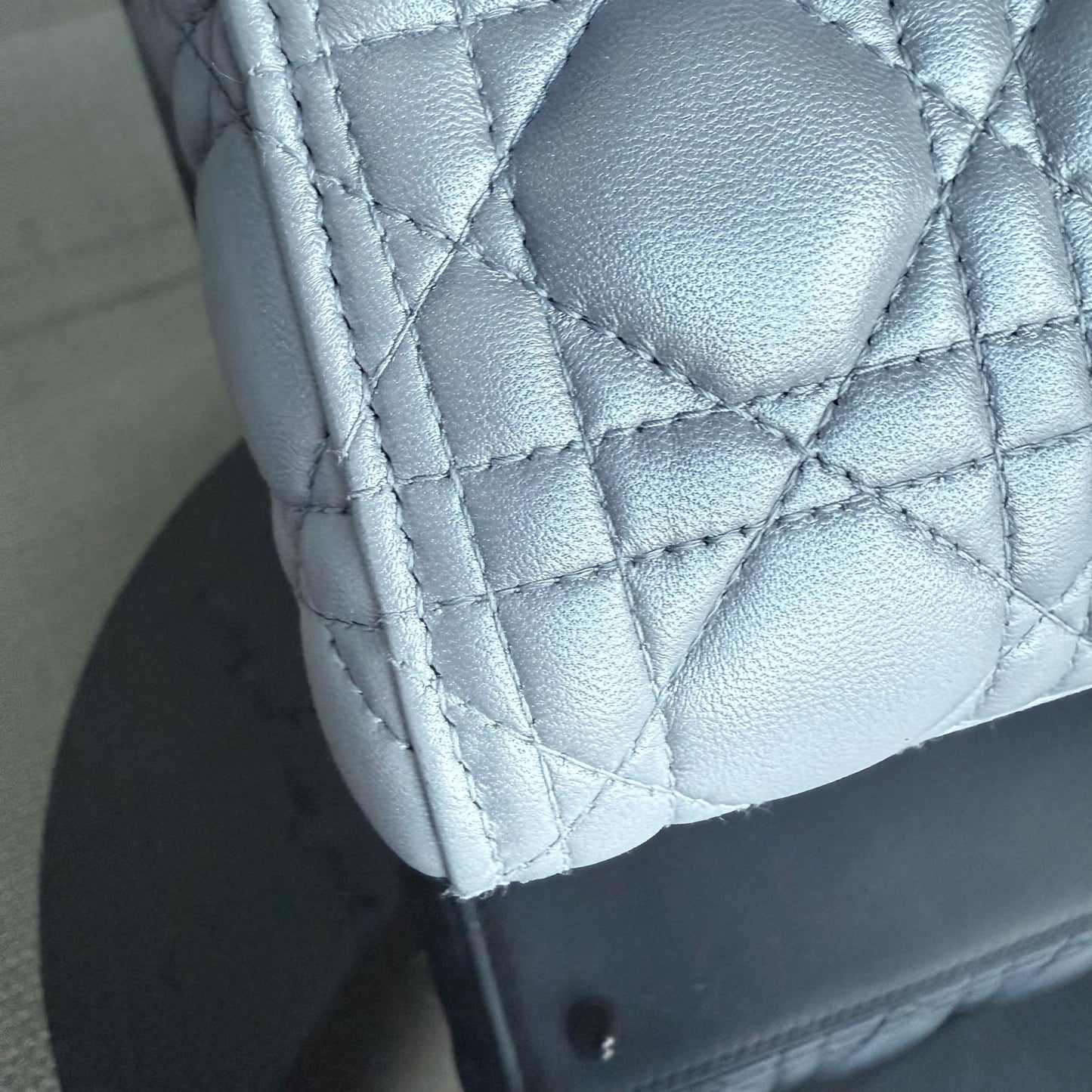 Lady Moyen - Cuir d'agneau Cannage Gris Gris Quincaillerie dorée SANS SANGLE — Kovancy