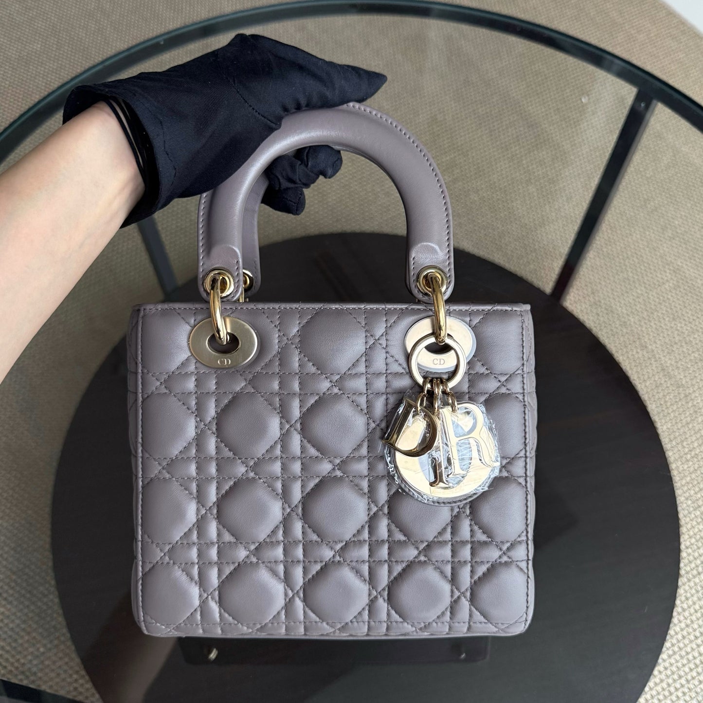 Lady Petit rabat - Cuir d'agneau Cannage Gris Quincaillerie dorée — Kovancy