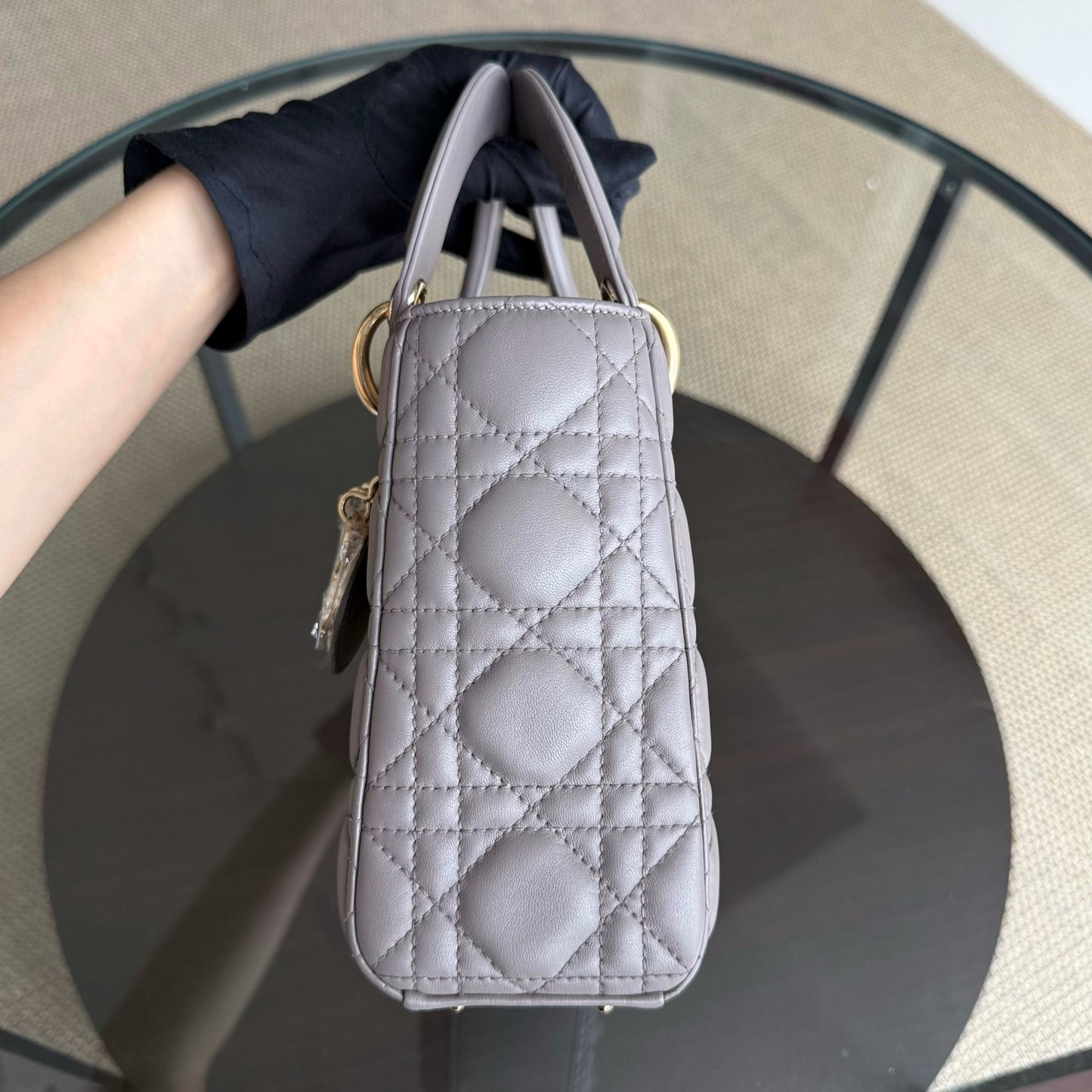 Lady Petit rabat - Cuir d'agneau Cannage Gris Quincaillerie dorée — Kovancy