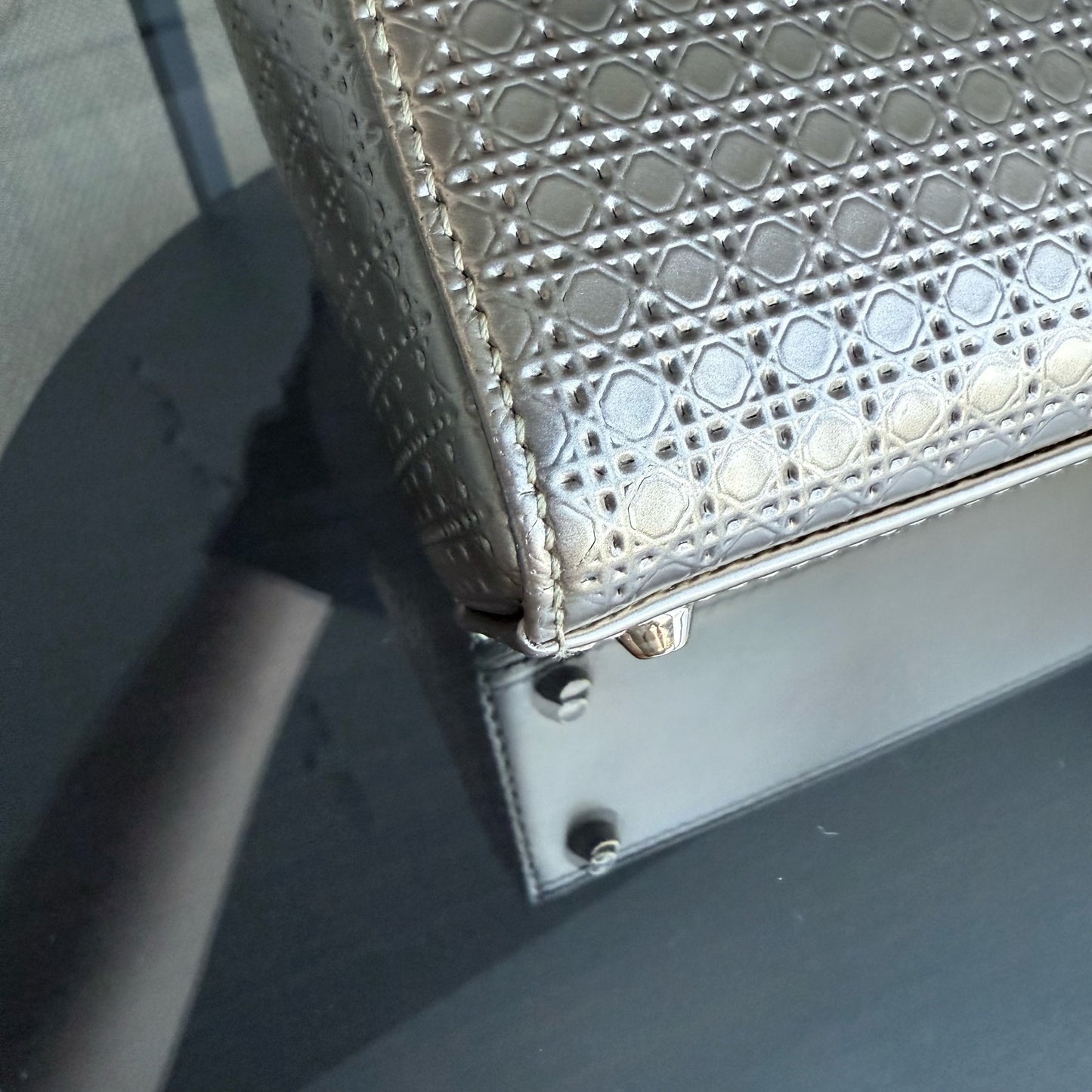 Lady Mini - Micro Cannage Cuir de veau métallisé avec sangle réglable et quincaillerie dorée — Kovancy