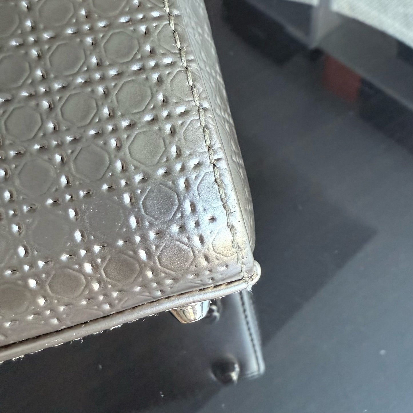 Lady Mini - Micro Cannage Cuir de veau métallisé avec sangle réglable et quincaillerie dorée — Kovancy