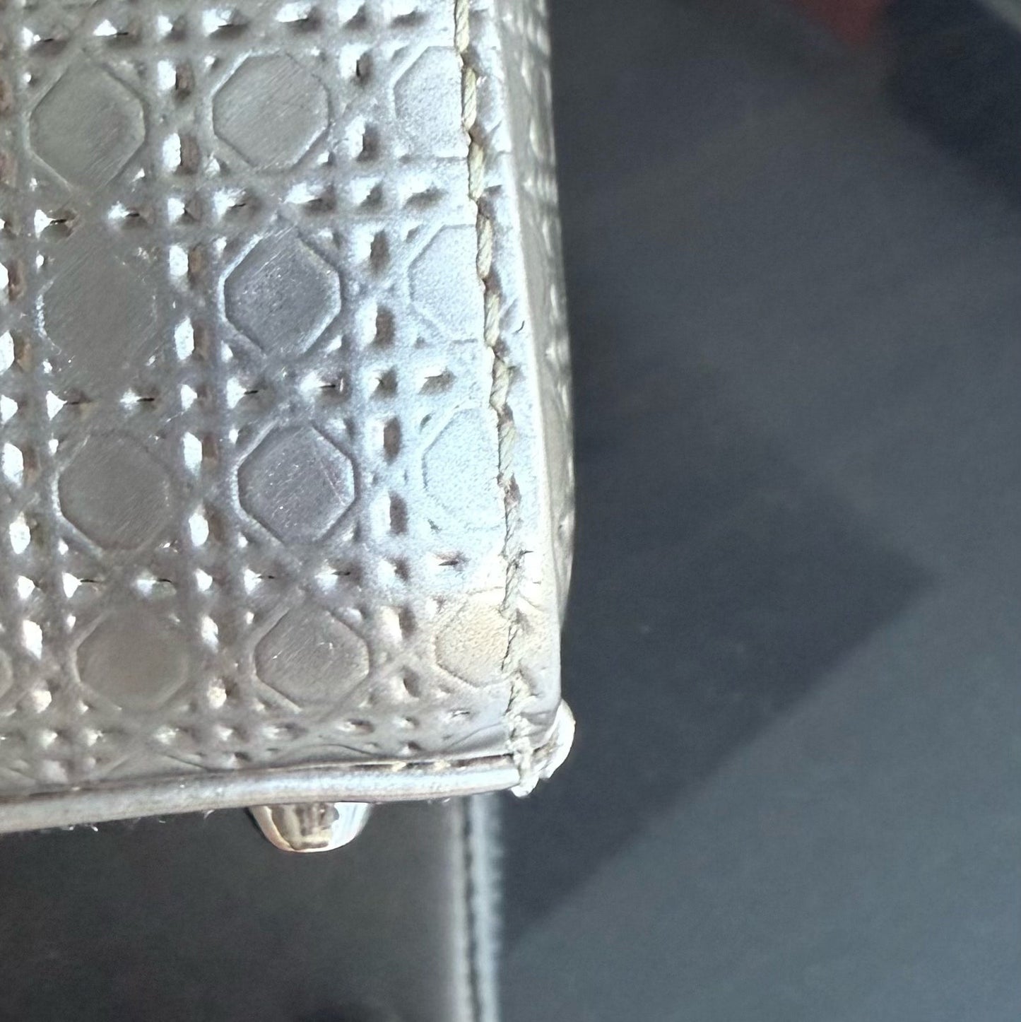 Lady Mini - Micro Cannage Cuir de veau métallisé avec sangle réglable et quincaillerie dorée — Kovancy