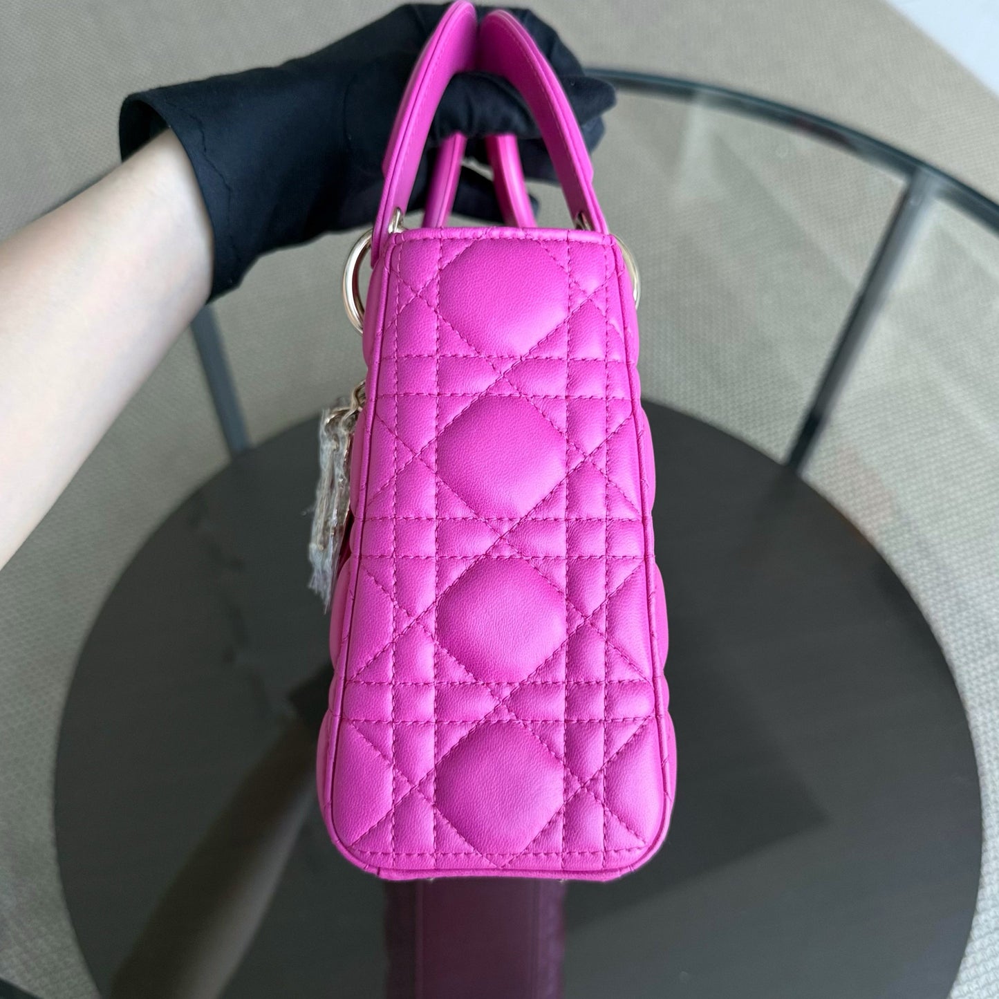 Lady Petit rabat - Cuir d'agneau Cannage rose Barbie, finitions dorées — Kovancy