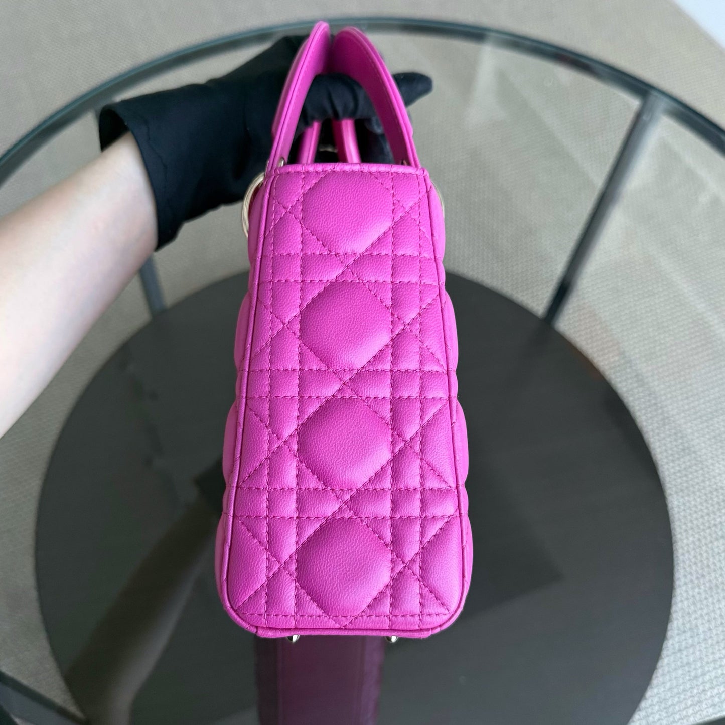 Lady Petit rabat - Cuir d'agneau Cannage rose Barbie, finitions dorées — Kovancy