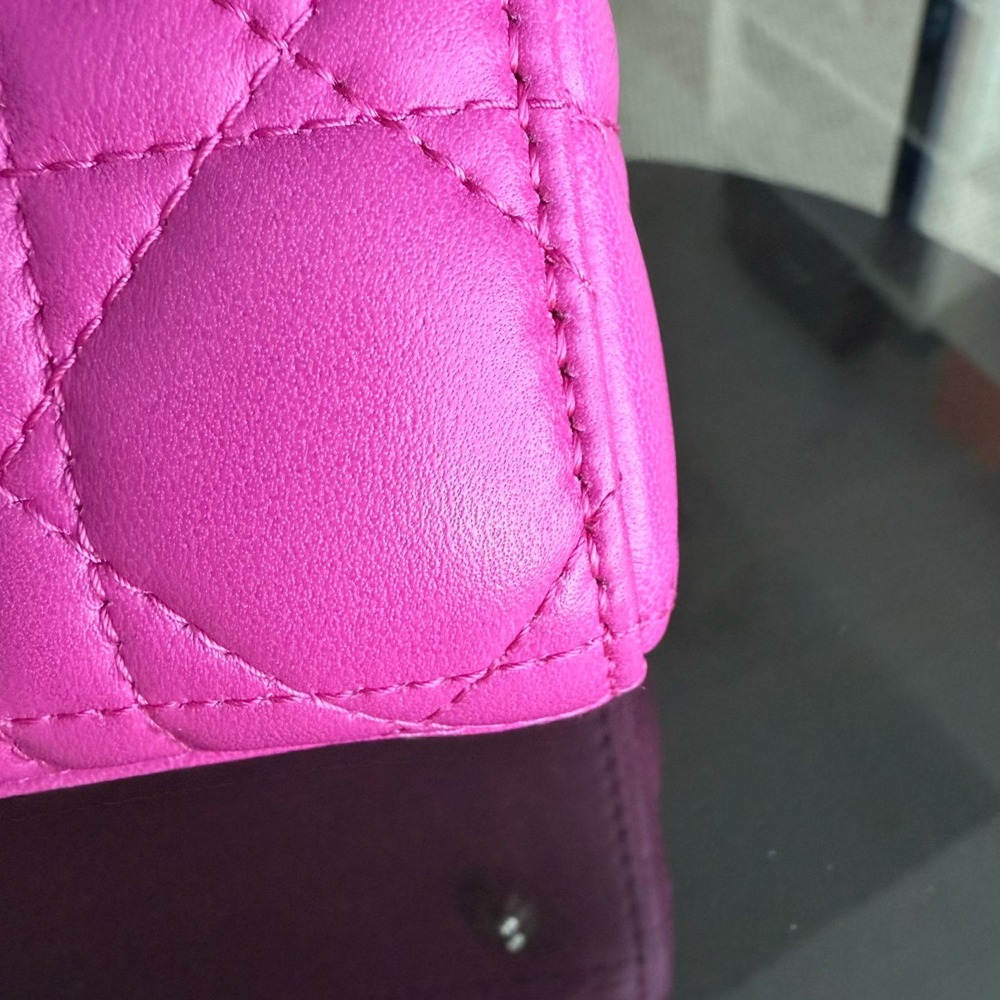 Lady Petit rabat - Cuir d'agneau Cannage rose Barbie, finitions dorées — Kovancy