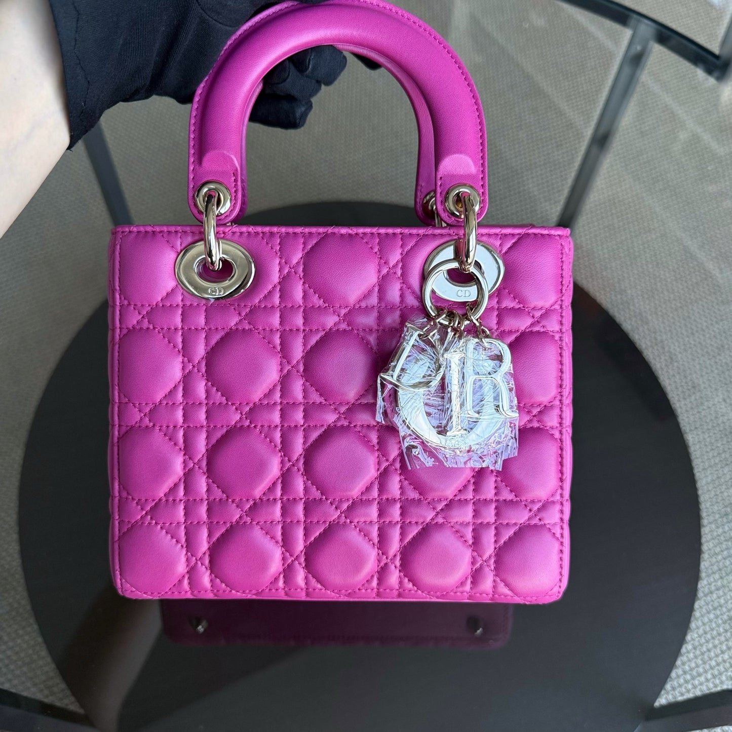 Lady Petit rabat - Cuir d'agneau Cannage rose Barbie, finitions dorées — Kovancy