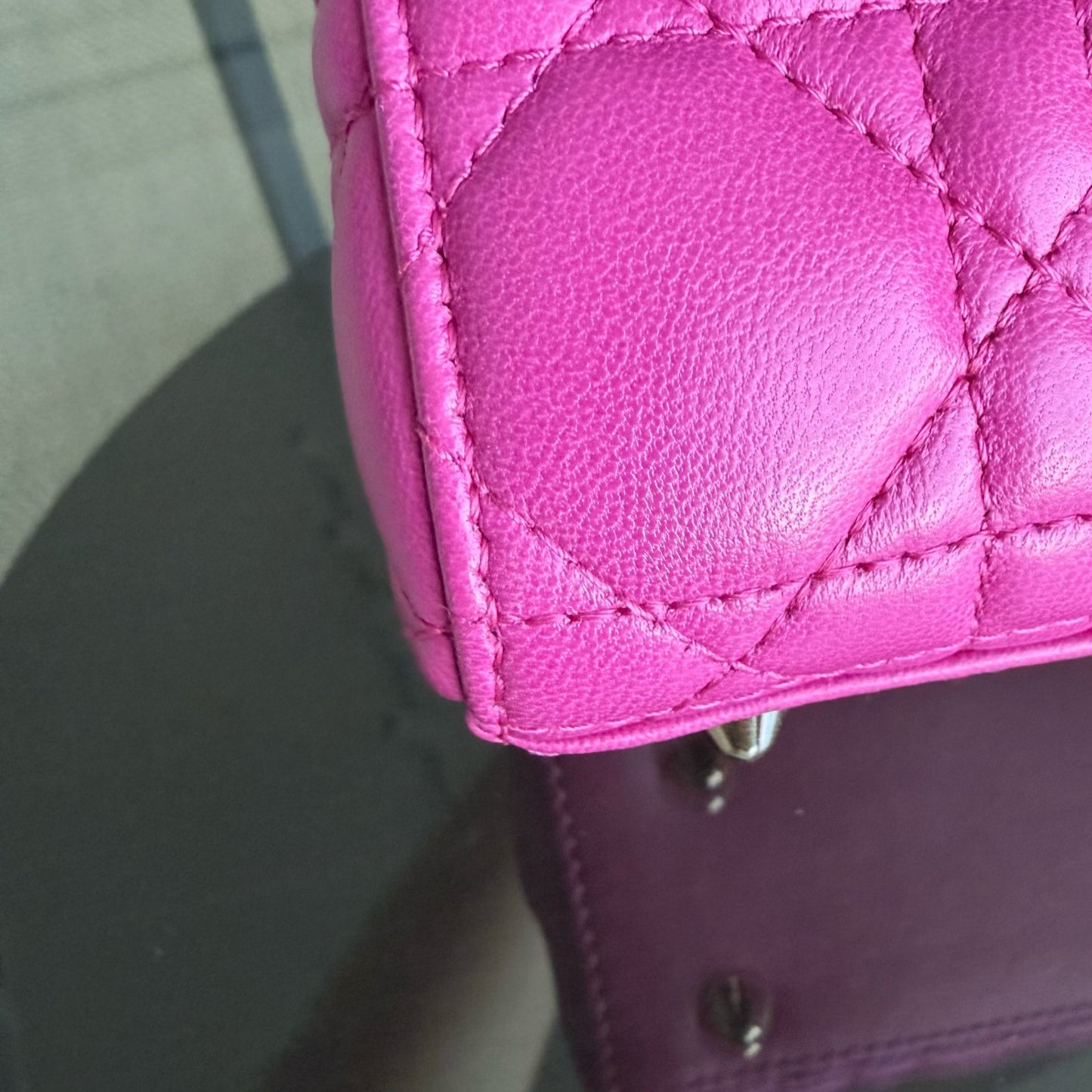 Lady Petit rabat - Cuir d'agneau Cannage rose Barbie, finitions dorées — Kovancy