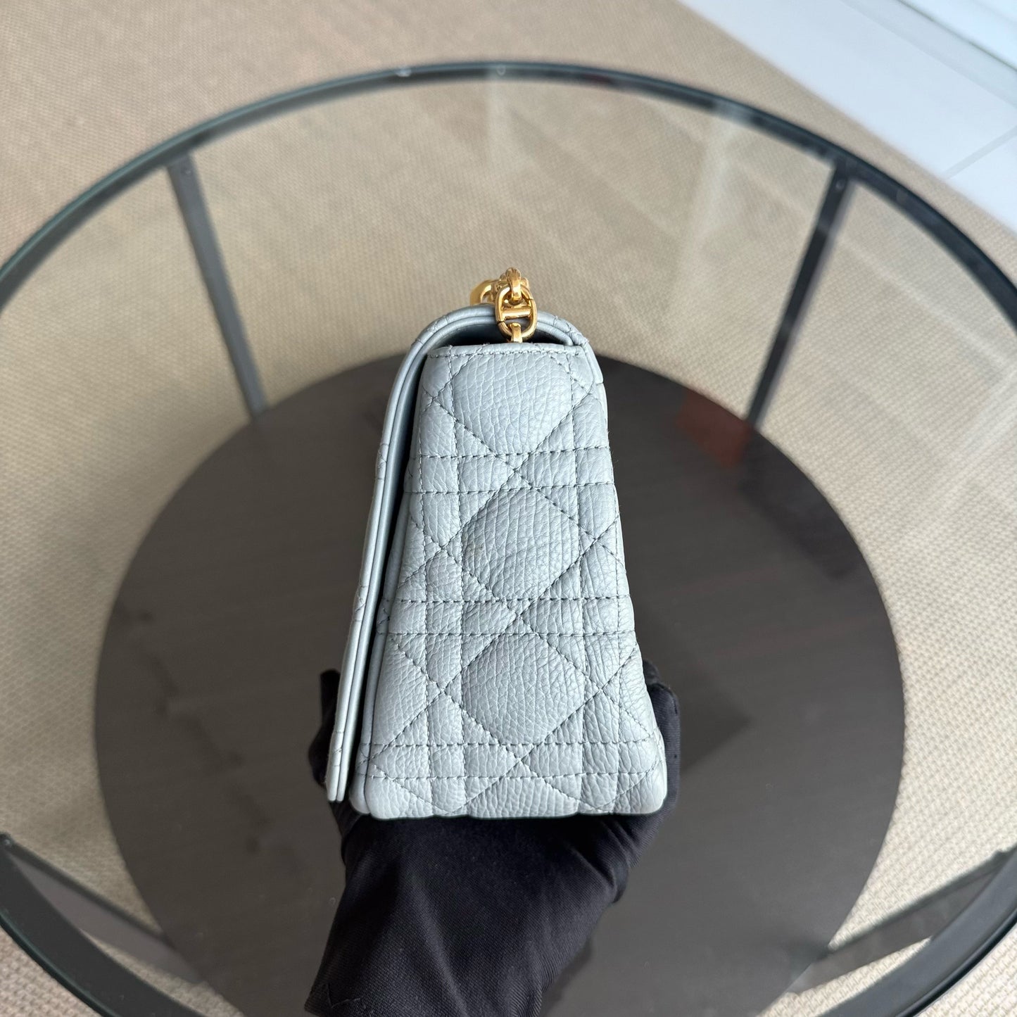 Caro Medium - Cuir de veau grainé Cannage Gris Gris Métal doré — Kovancy