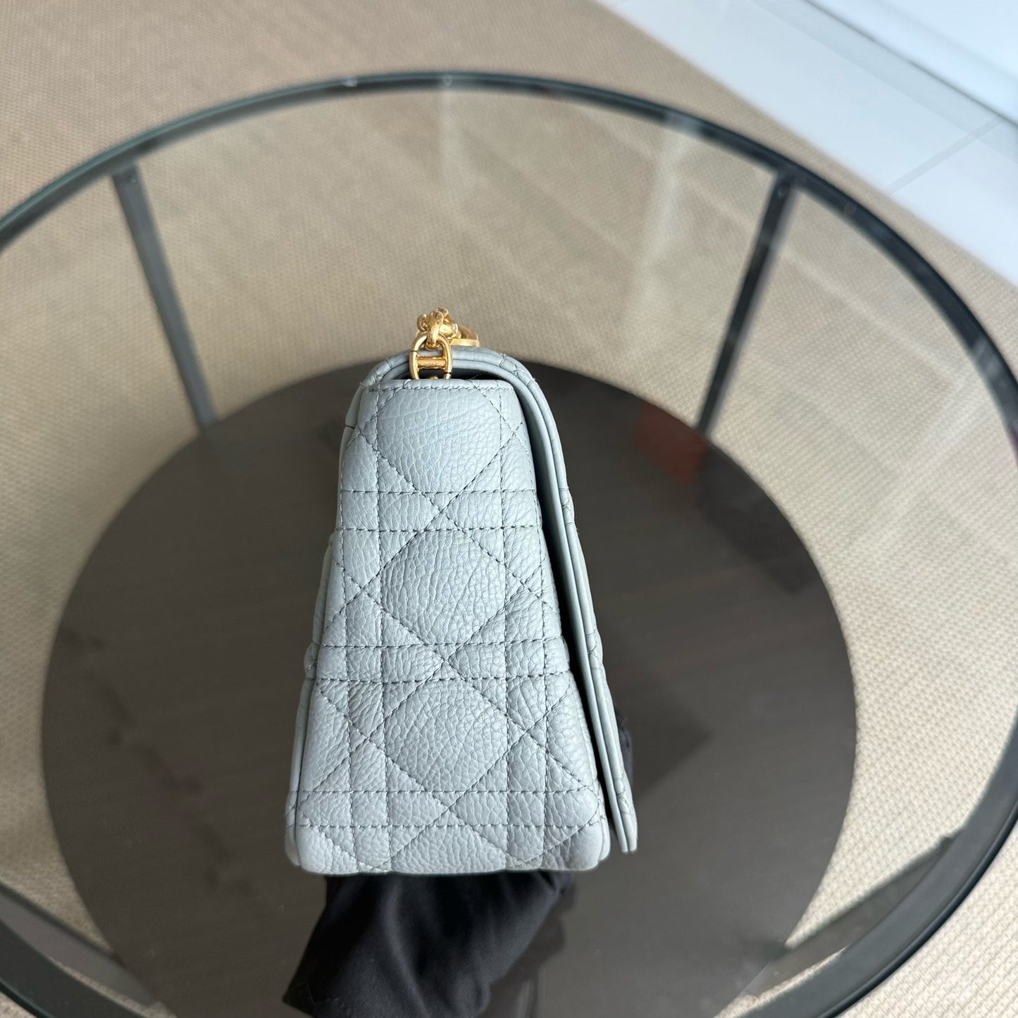 Caro Medium - Cuir de veau grainé Cannage Gris Gris Métal doré — Kovancy