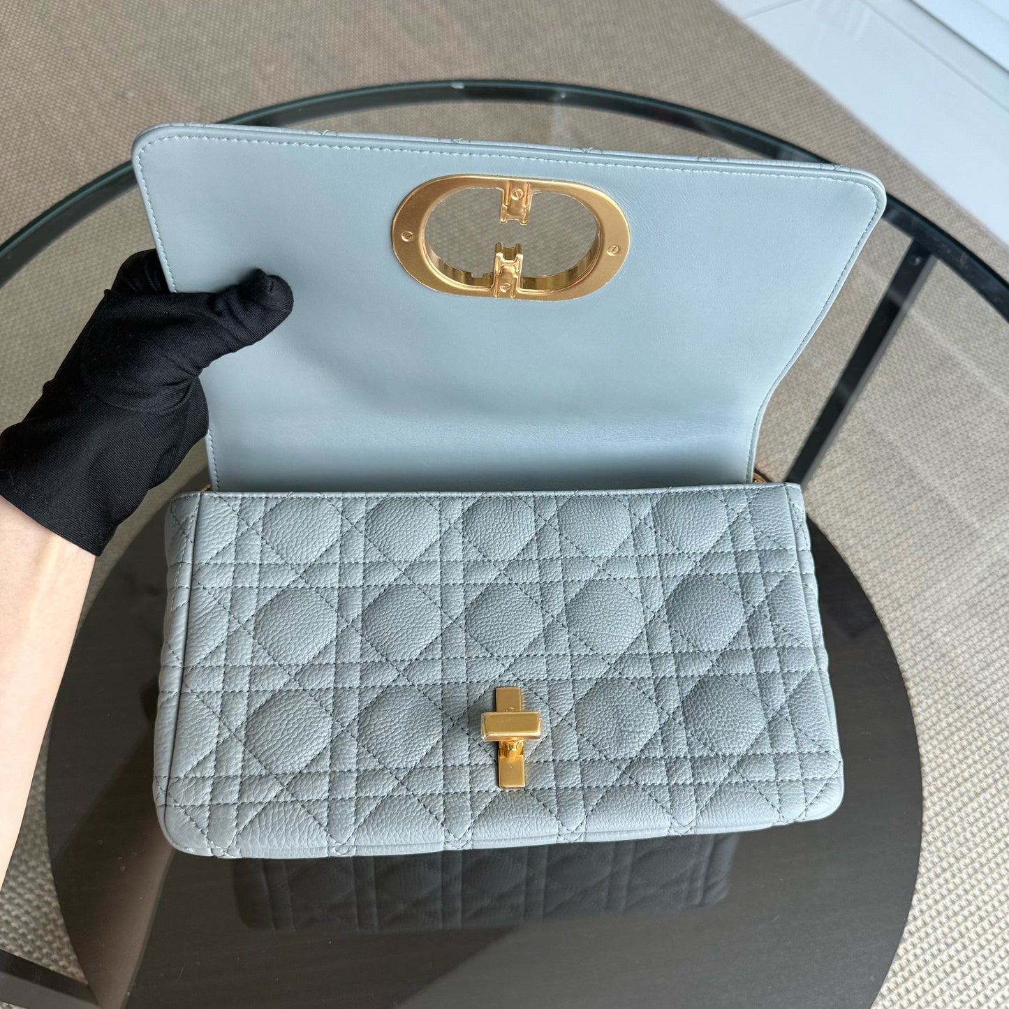 Caro Medium - Cuir de veau grainé Cannage Gris Gris Métal doré — Kovancy
