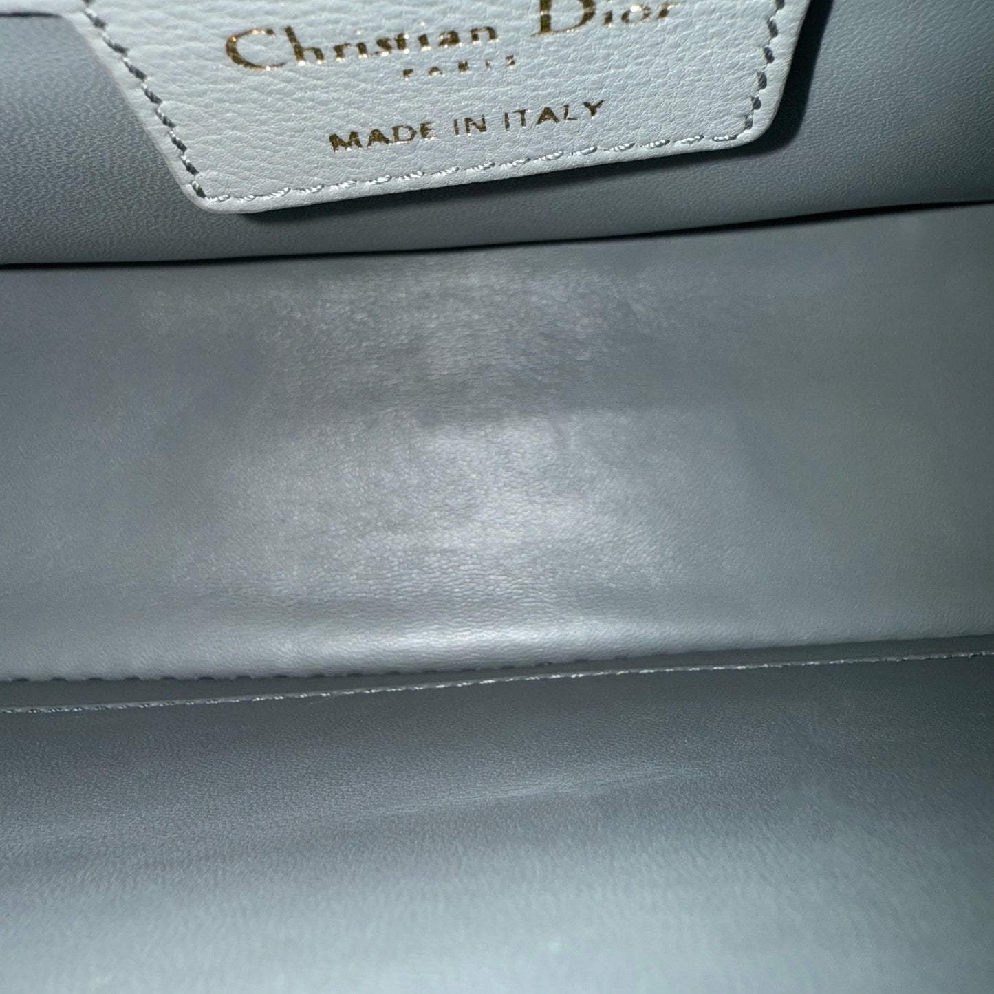 Caro Medium - Cuir de veau grainé Cannage Gris Gris Métal doré — Kovancy