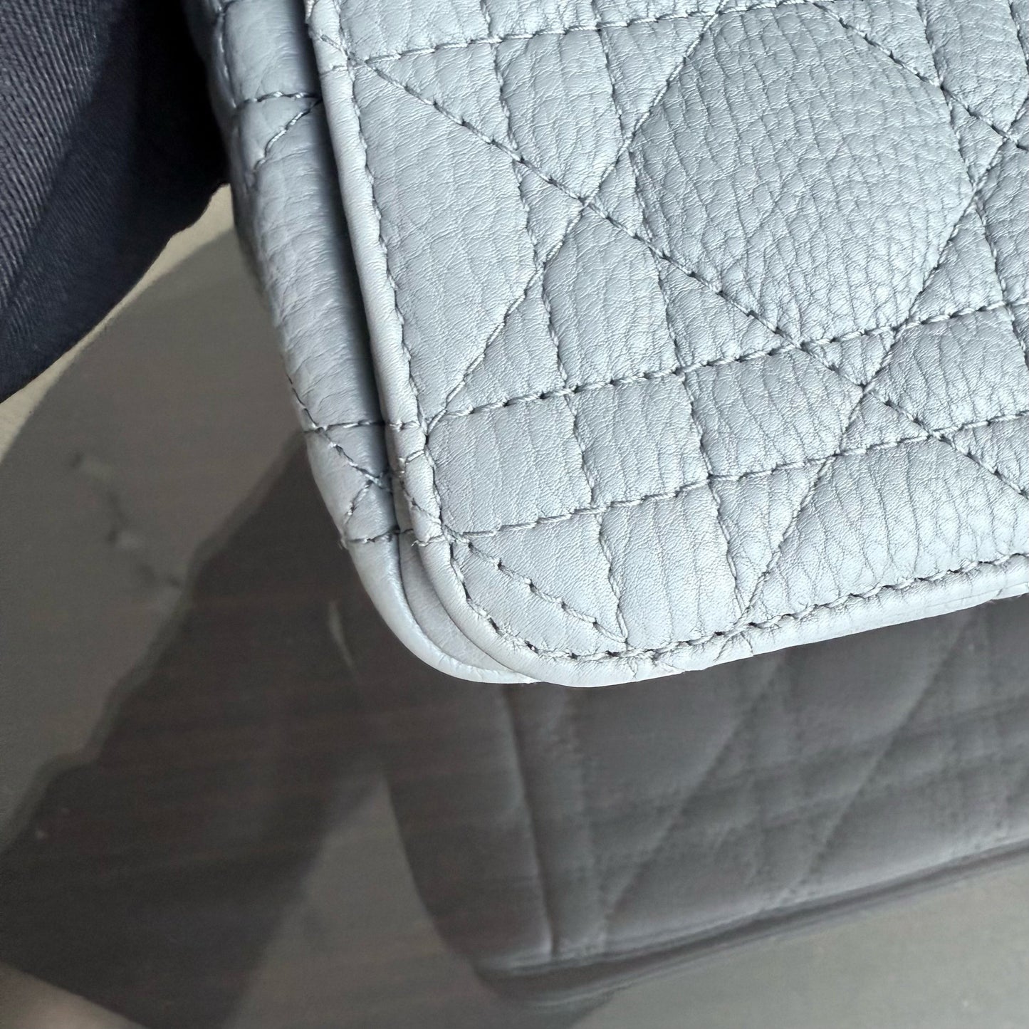 Caro Medium - Cuir de veau grainé Cannage Gris Gris Métal doré — Kovancy