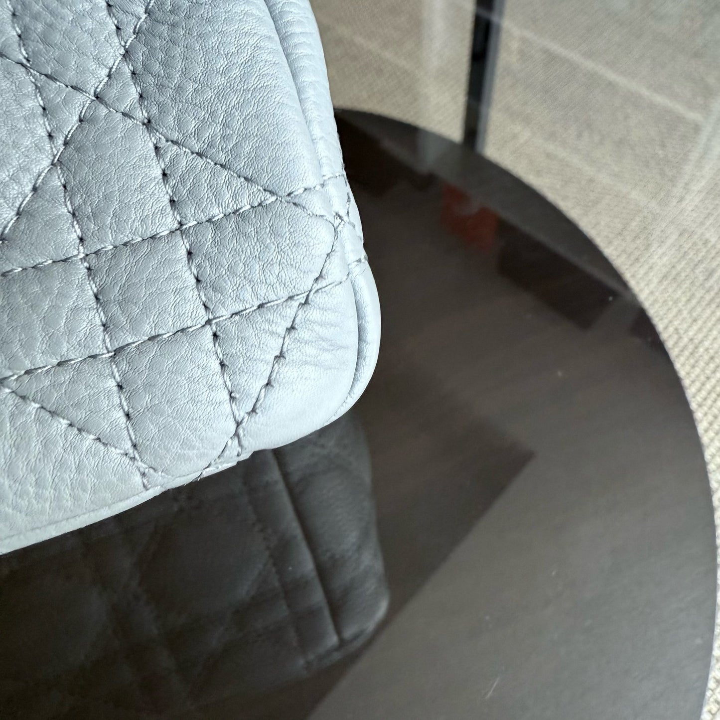 Caro Medium - Cuir de veau grainé Cannage Gris Gris Métal doré — Kovancy