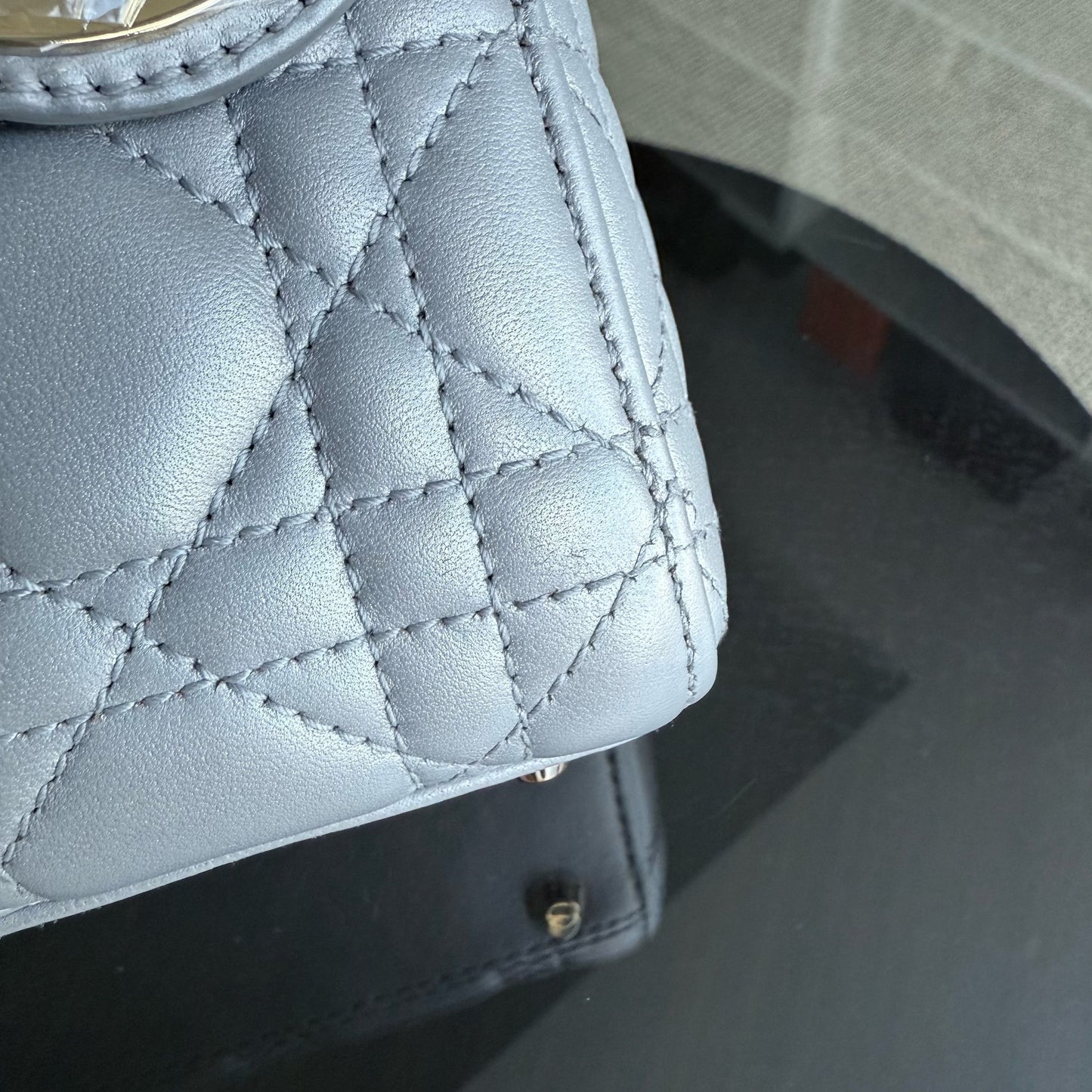 Lady Mini - Sangle chaîne en cuir d'agneau Cannage avec quincaillerie argentée et dorée — Kovancy