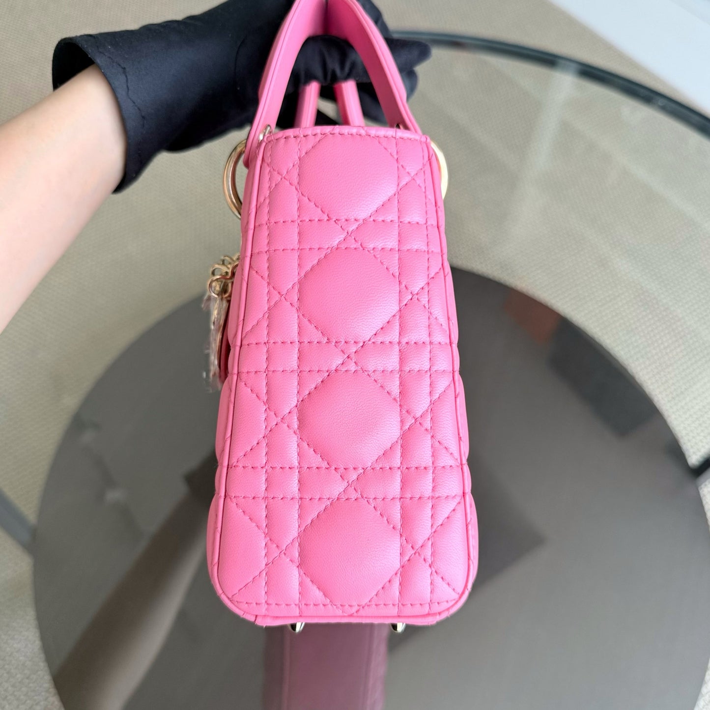 Lady Petit - Breloque en cuir d'agneau Cannage Brabie avec breloque en or rose — Kovancy