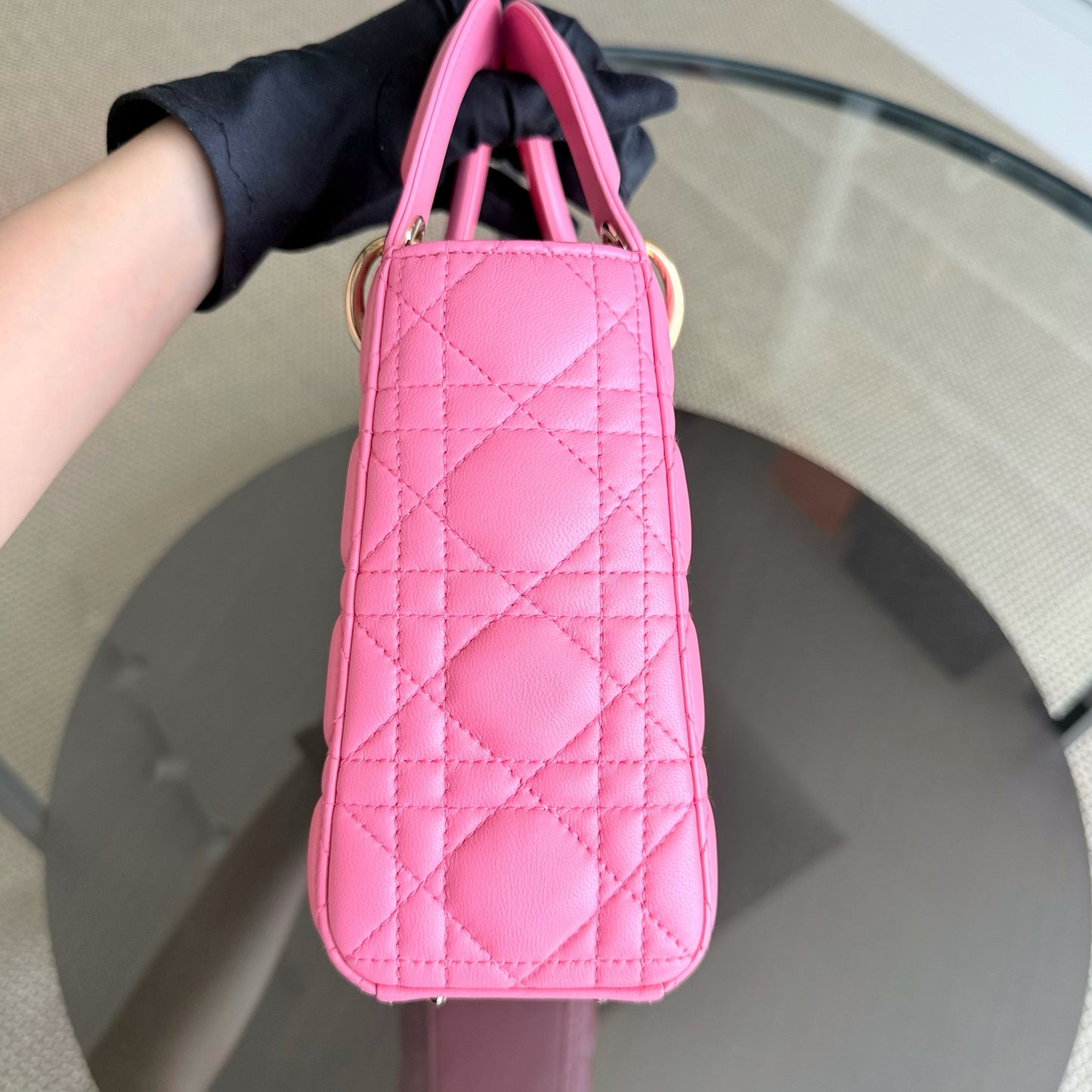 Lady Petit - Breloque en cuir d'agneau Cannage Brabie avec breloque en or rose — Kovancy