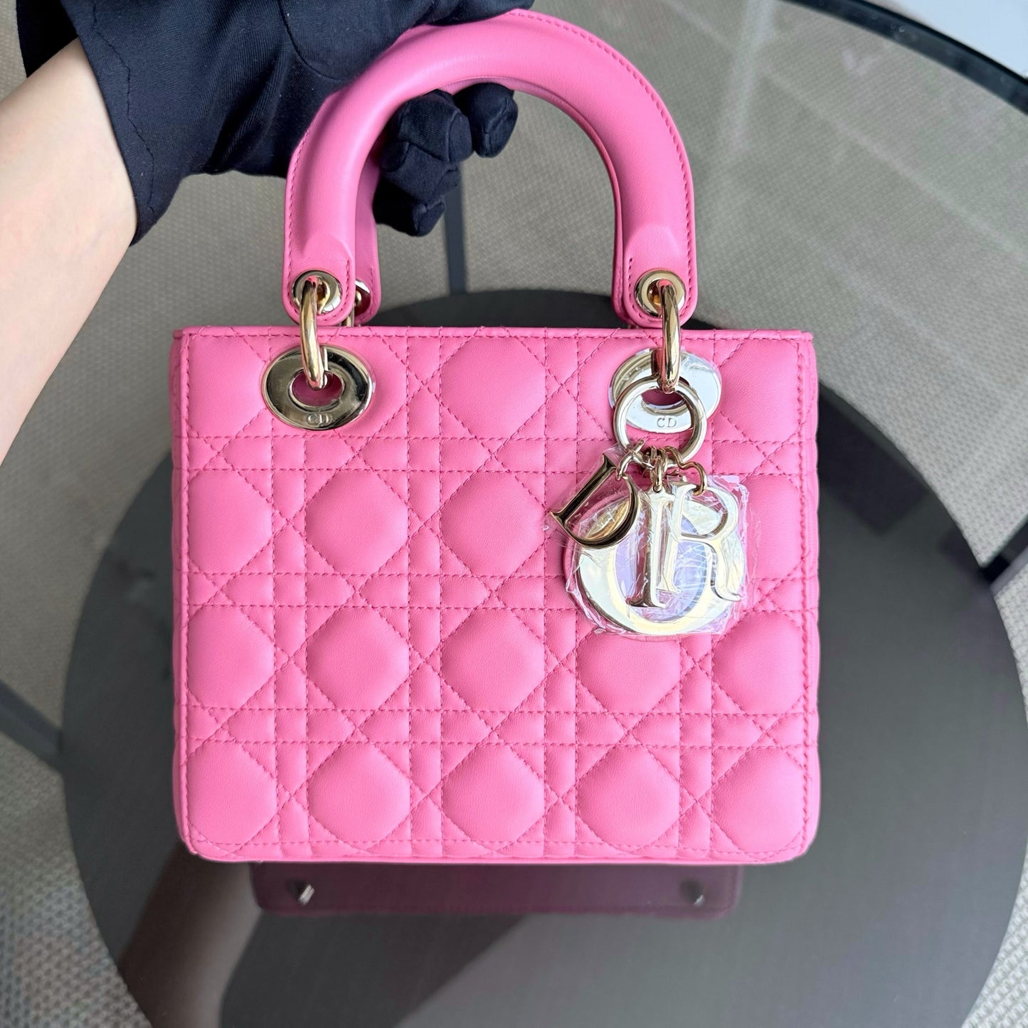 Lady Petit - Breloque en cuir d'agneau Cannage Brabie avec breloque en or rose — Kovancy