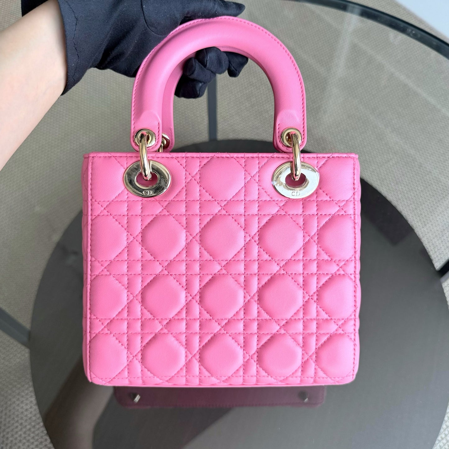 Lady Petit - Breloque en cuir d'agneau Cannage Brabie avec breloque en or rose — Kovancy