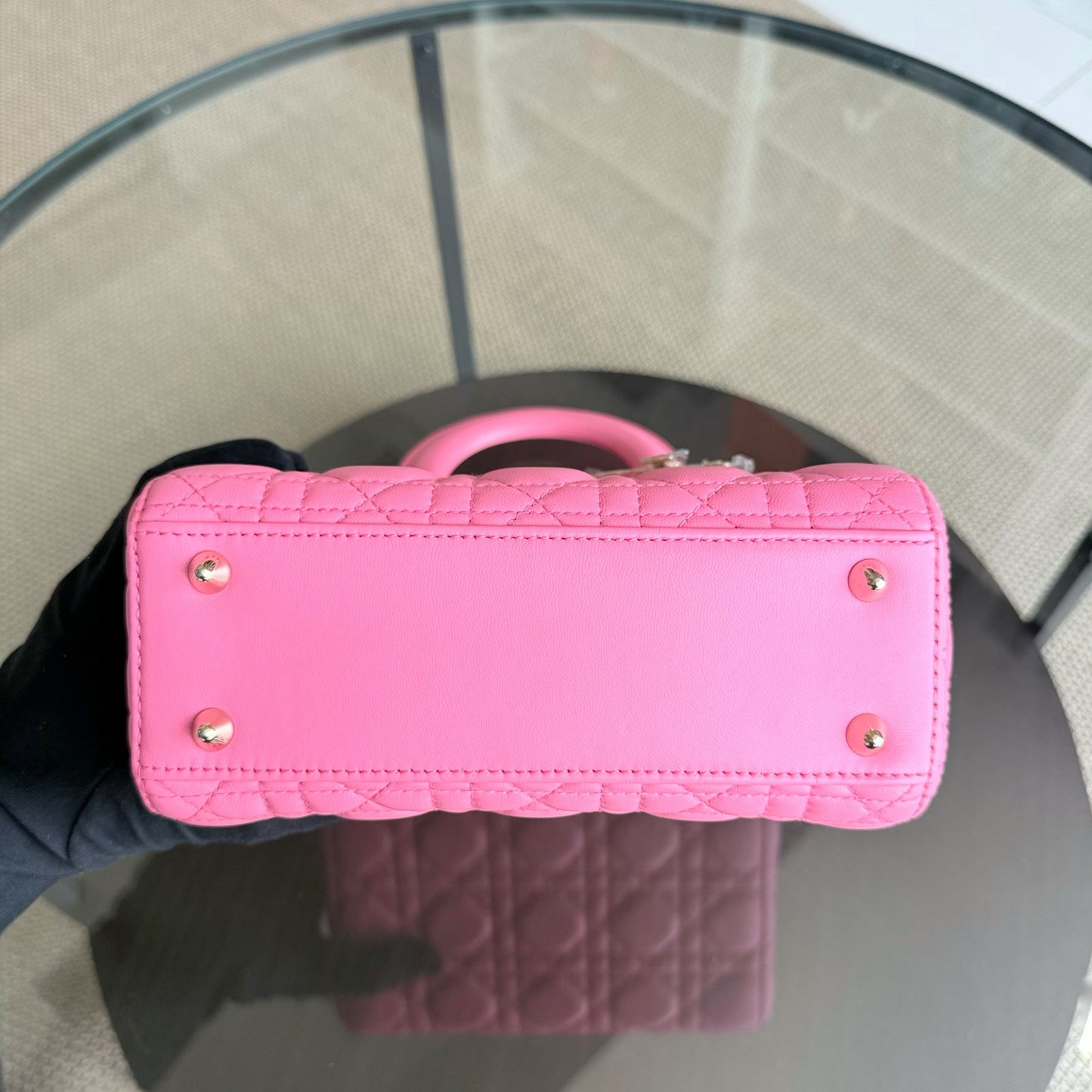 Lady Petit - Breloque en cuir d'agneau Cannage Brabie avec breloque en or rose — Kovancy