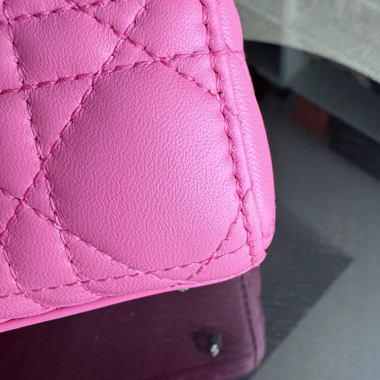 Lady Petit - Breloque en cuir d'agneau Cannage Brabie avec breloque en or rose — Kovancy