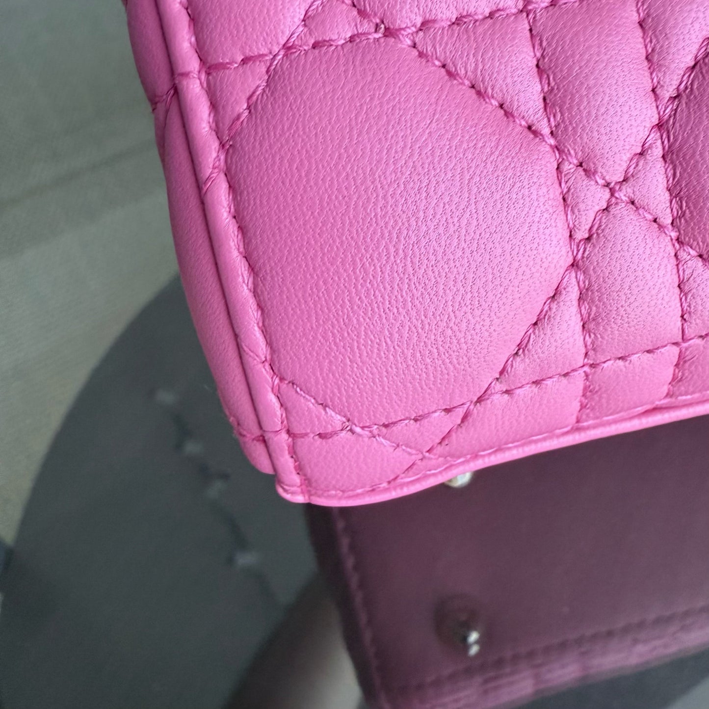 Lady Petit - Breloque en cuir d'agneau Cannage Brabie avec breloque en or rose — Kovancy