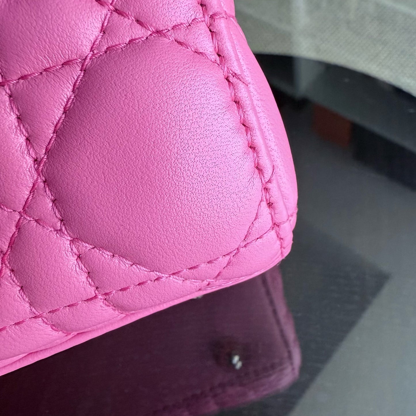 Lady Petit - Breloque en cuir d'agneau Cannage Brabie avec breloque en or rose — Kovancy