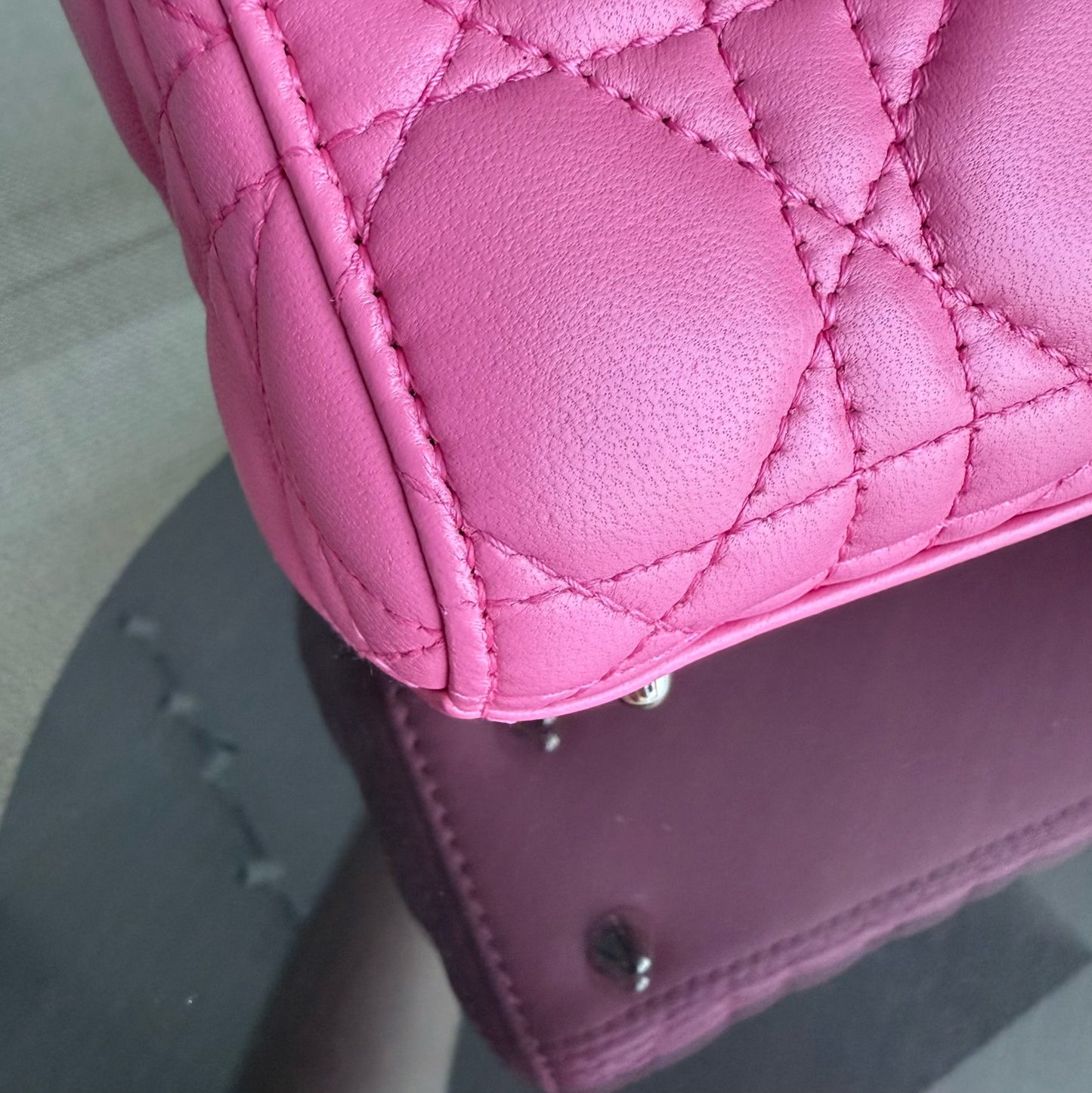 Lady Petit - Breloque en cuir d'agneau Cannage Brabie avec breloque en or rose — Kovancy