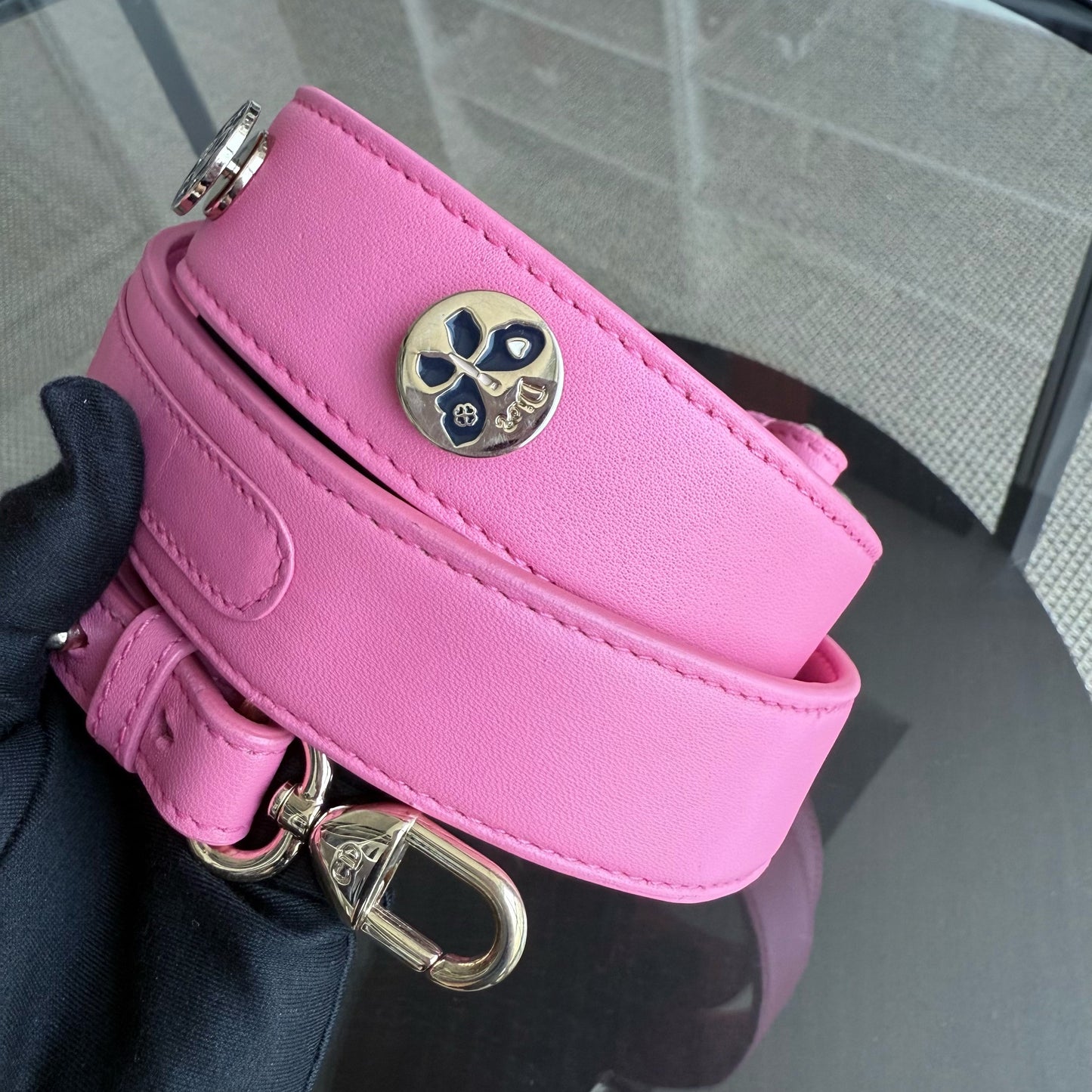 Lady Petit - Breloque en cuir d'agneau Cannage Brabie avec breloque en or rose — Kovancy