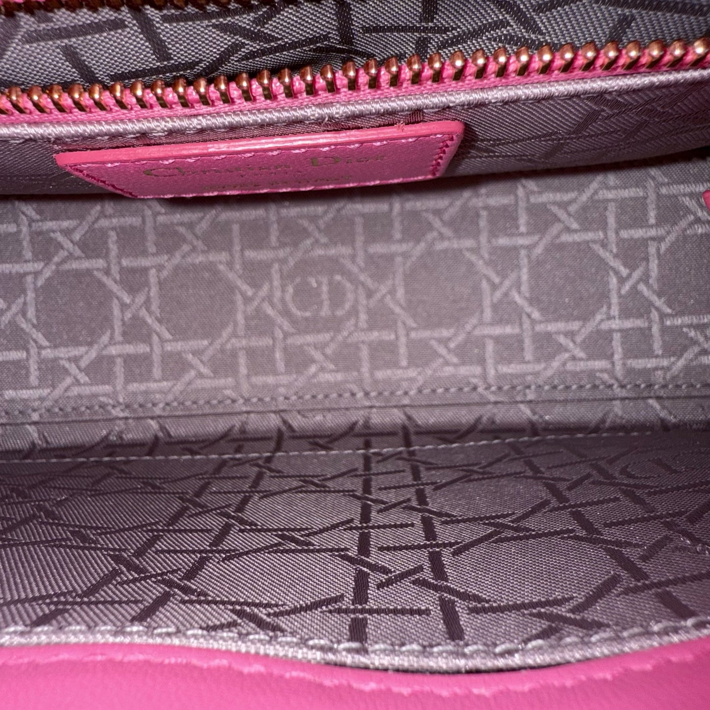 Lady Petit - Breloque en cuir d'agneau Cannage Brabie avec breloque en or rose — Kovancy