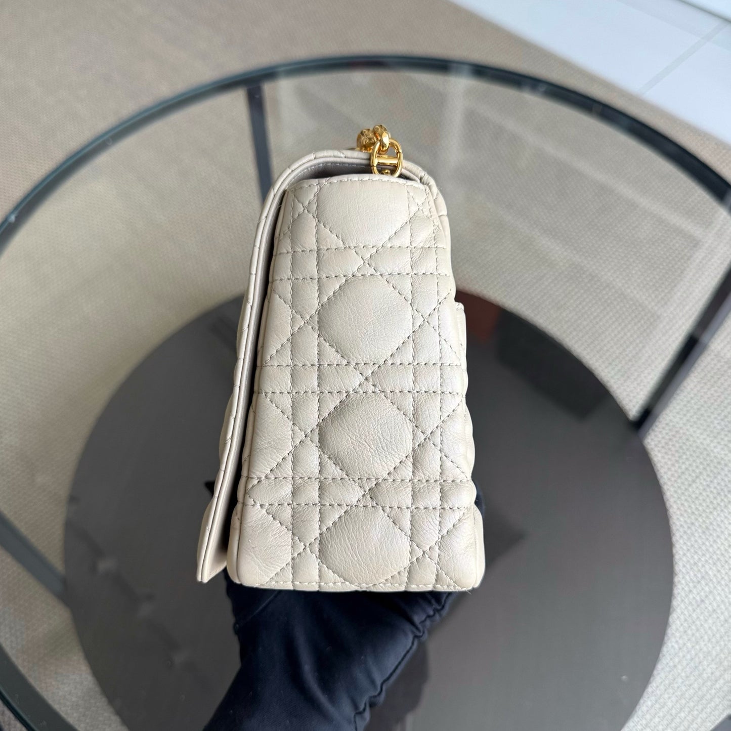 Caro Large - Cuir de veau grainé Cannage Beige clair Ferrures dorées — Kovancy