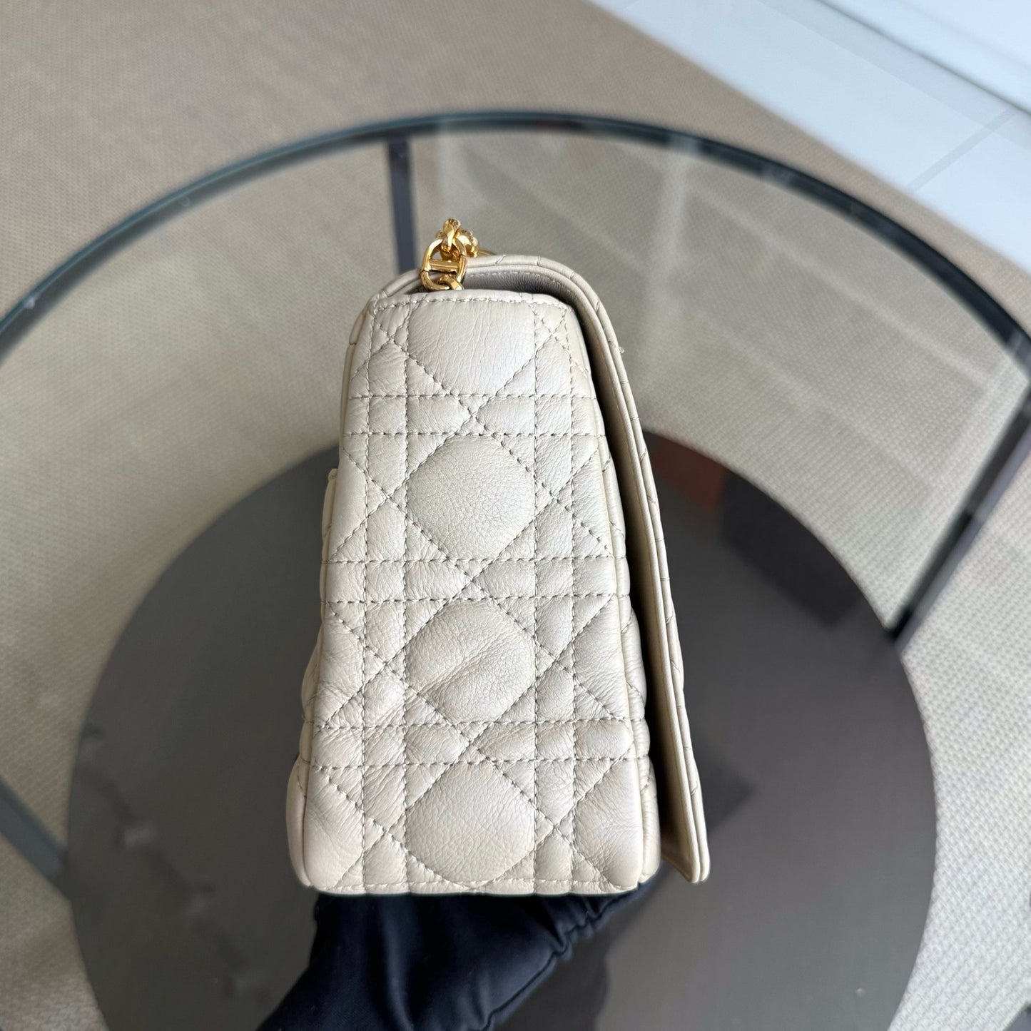 Caro Large - Cuir de veau grainé Cannage Beige clair Ferrures dorées — Kovancy