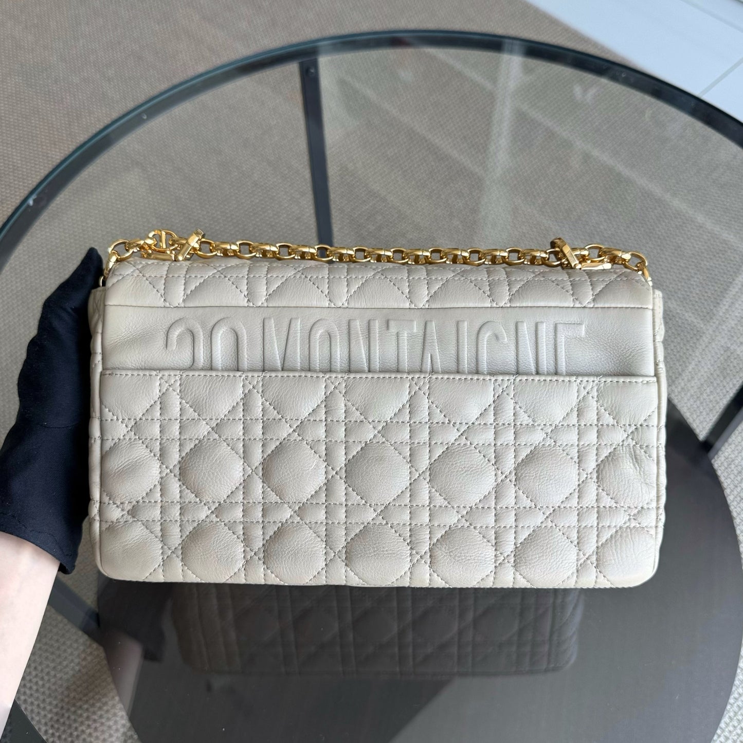 Caro Large - Cuir de veau grainé Cannage Beige clair Ferrures dorées — Kovancy