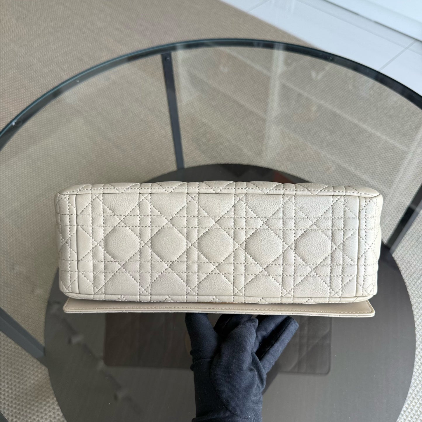 Caro Large - Cuir de veau grainé Cannage Beige clair Ferrures dorées — Kovancy