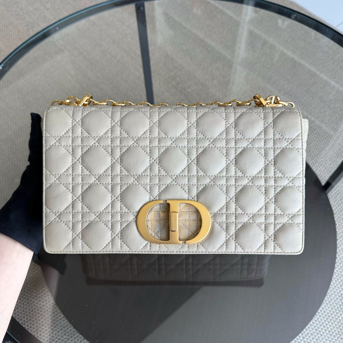 Caro Large - Cuir de veau grainé Cannage Beige clair Ferrures dorées — Kovancy