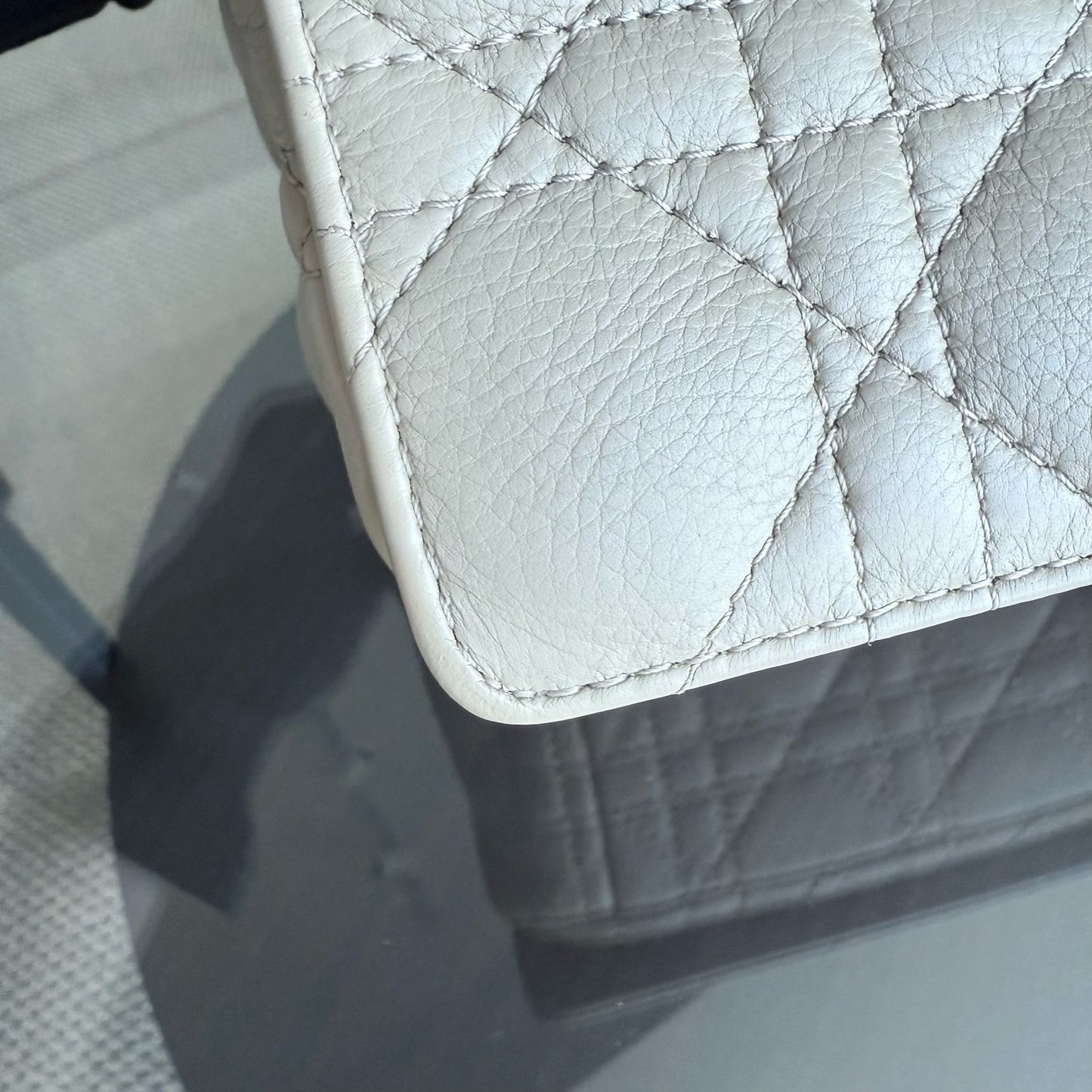 Caro Large - Cuir de veau grainé Cannage Beige clair Ferrures dorées — Kovancy