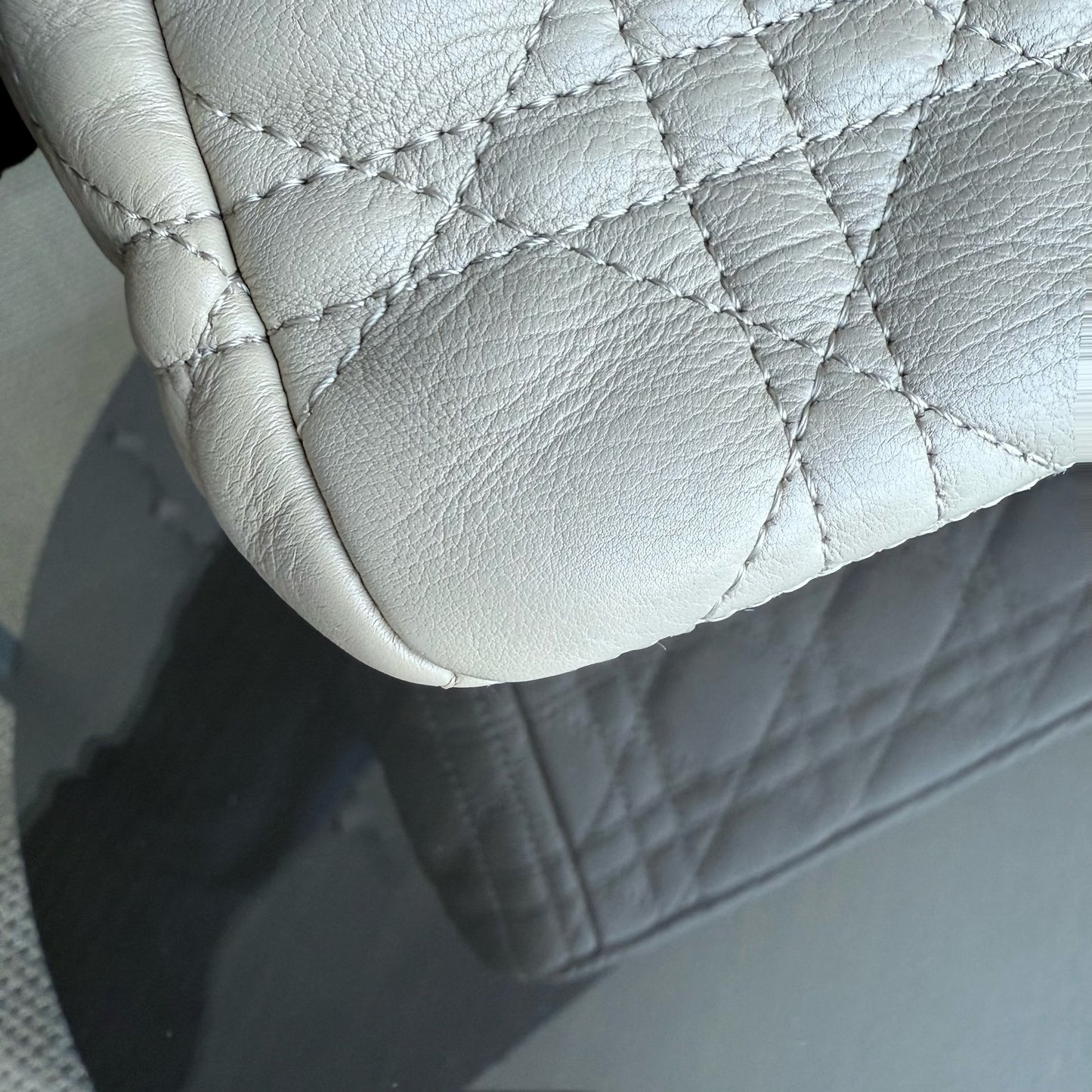 Caro Large - Cuir de veau grainé Cannage Beige clair Ferrures dorées — Kovancy