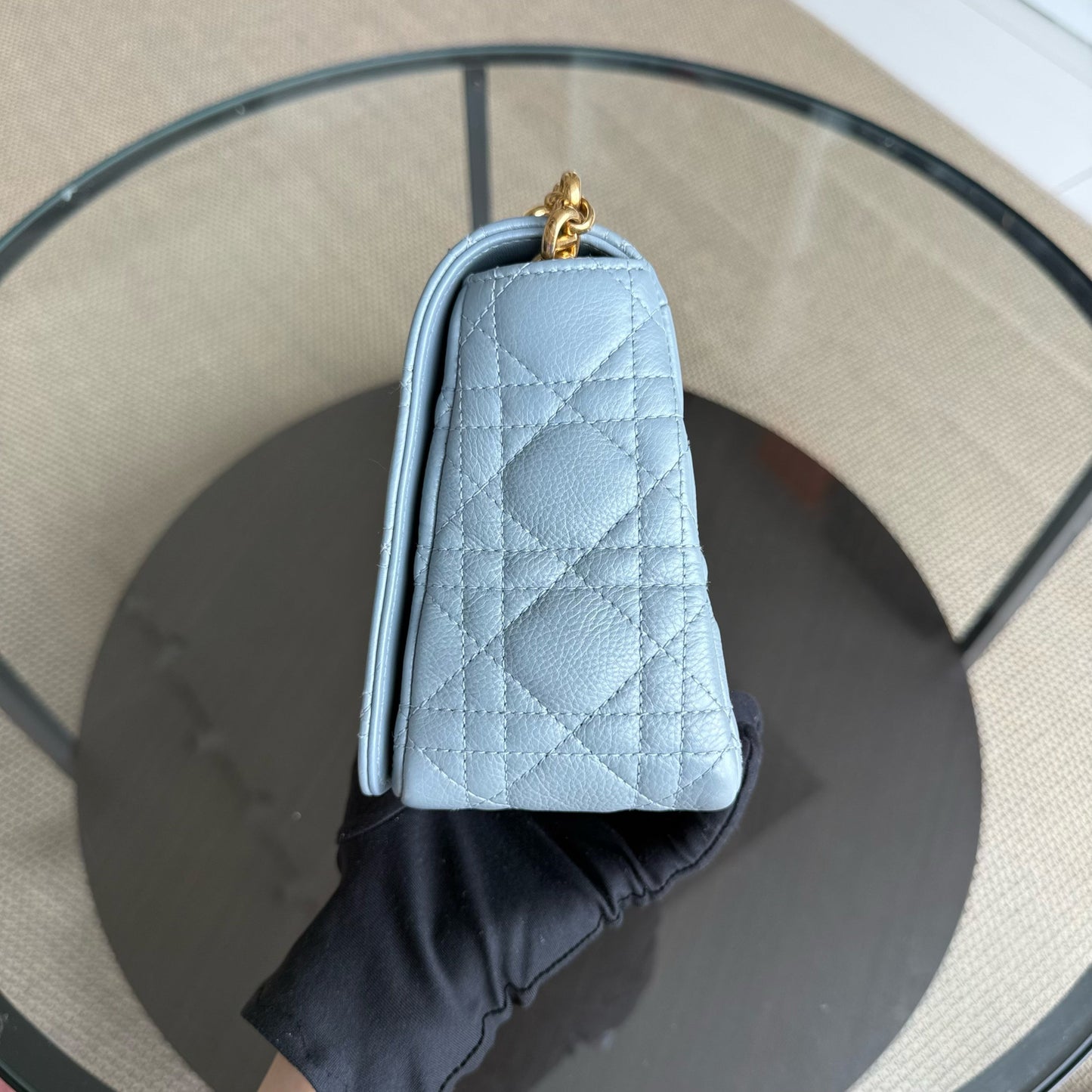 Caro Medium - Cuir de veau Cannage Gris Accastillage doré — Kovancy