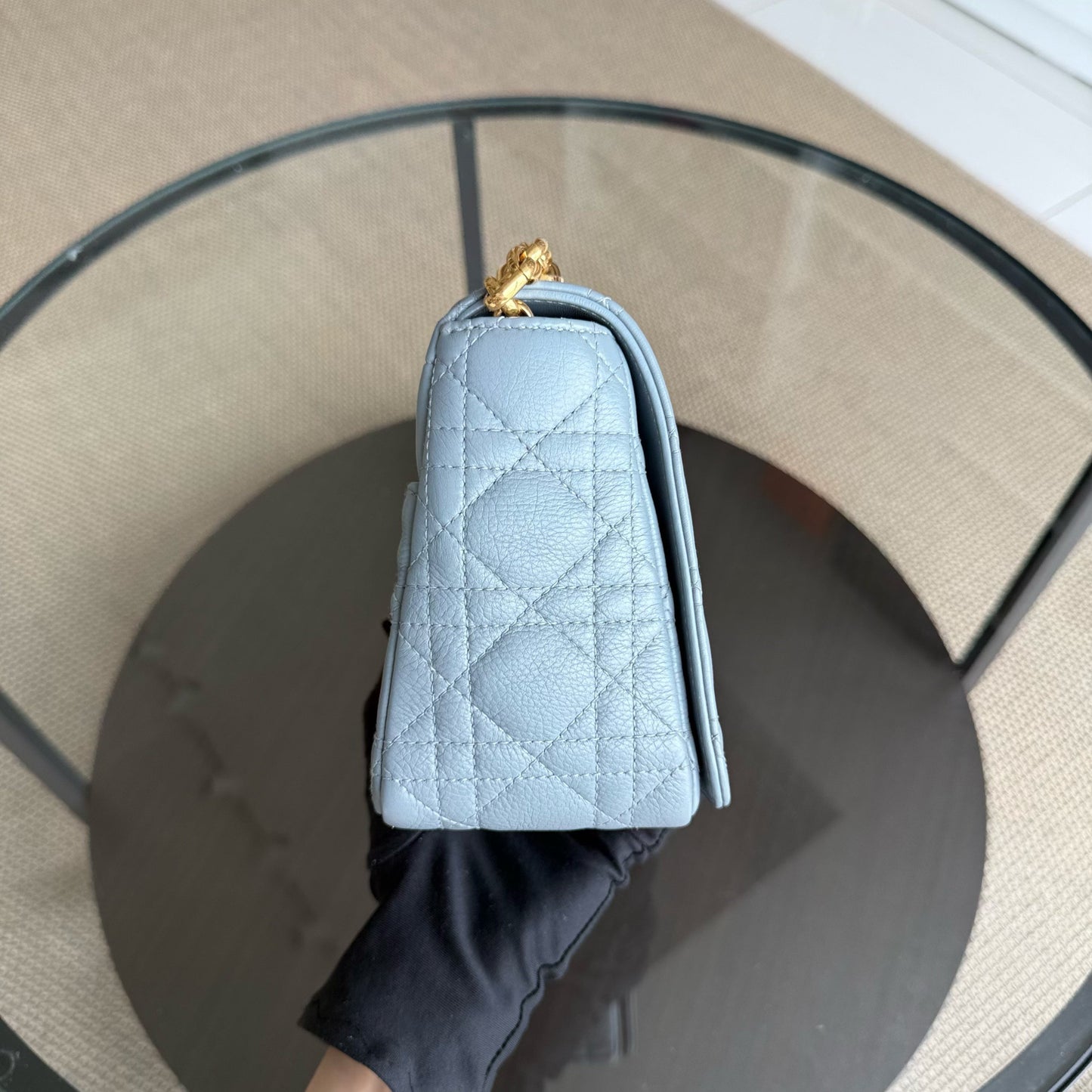 Caro Medium - Cuir de veau Cannage Gris Accastillage doré — Kovancy
