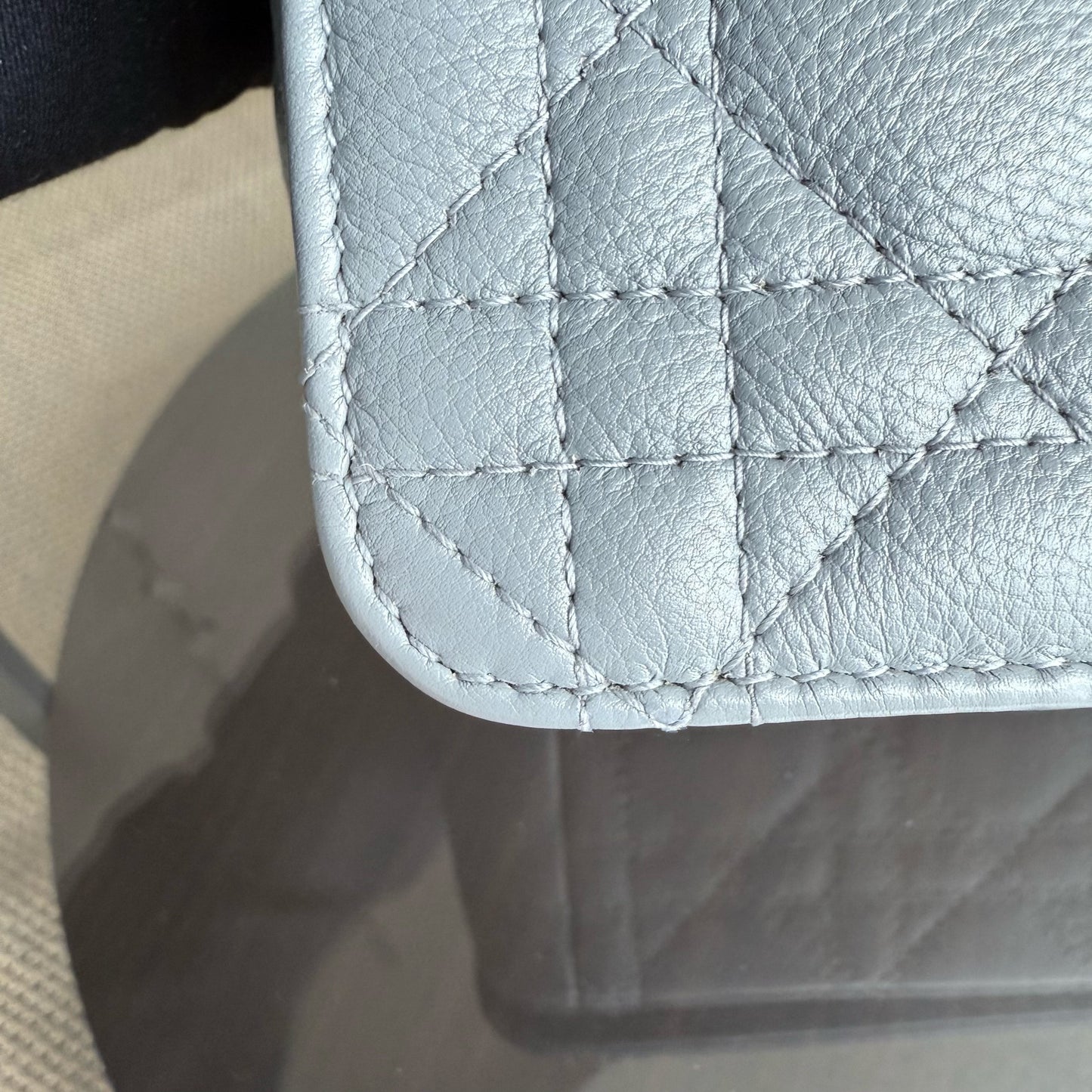 Caro Medium - Cuir de veau Cannage Gris Accastillage doré — Kovancy