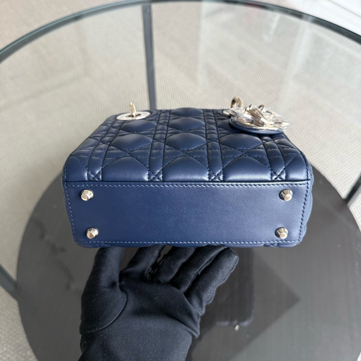 Lady Mini - Bandoulière réglable en cuir d'agneau Cannage bleu foncé avec finitions dorées — Kovancy