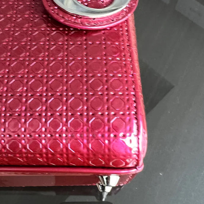 Lady Mini - Cuir de veau micro-cannage rose métallisé, détails argentés, bandoulière ajustable — Kovancy
