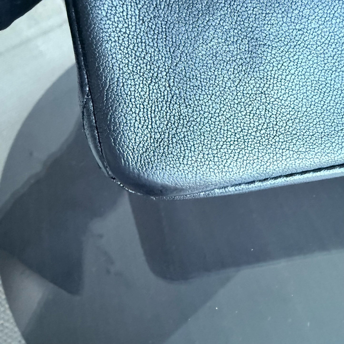 Sac à rabat saisonnier Chanel Mademoiselle CC Lock - Cuir de veau matelassé noir et métal argenté Series 23