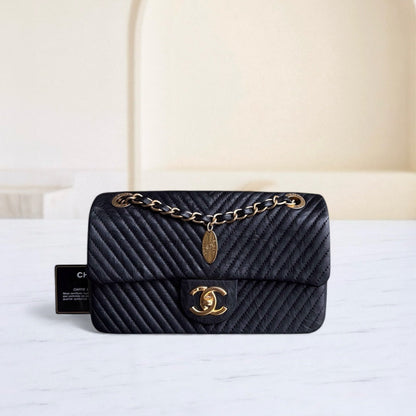 Sac à rabat saisonnier Chanel Small - 23 cm Surpiqué CC Médaillon à chevrons Rabat Chevron Cuir de chèvre Noir Quincaillerie dorée Series 20