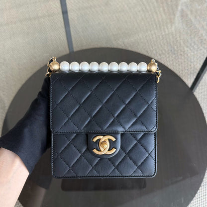 Sac Chanel Mini Flap Chic en agneau noir et perles, finitions dorées Series 28