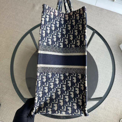 Sac fourre-tout Dior Book - Grand modèle en toile monogrammée bleu foncé