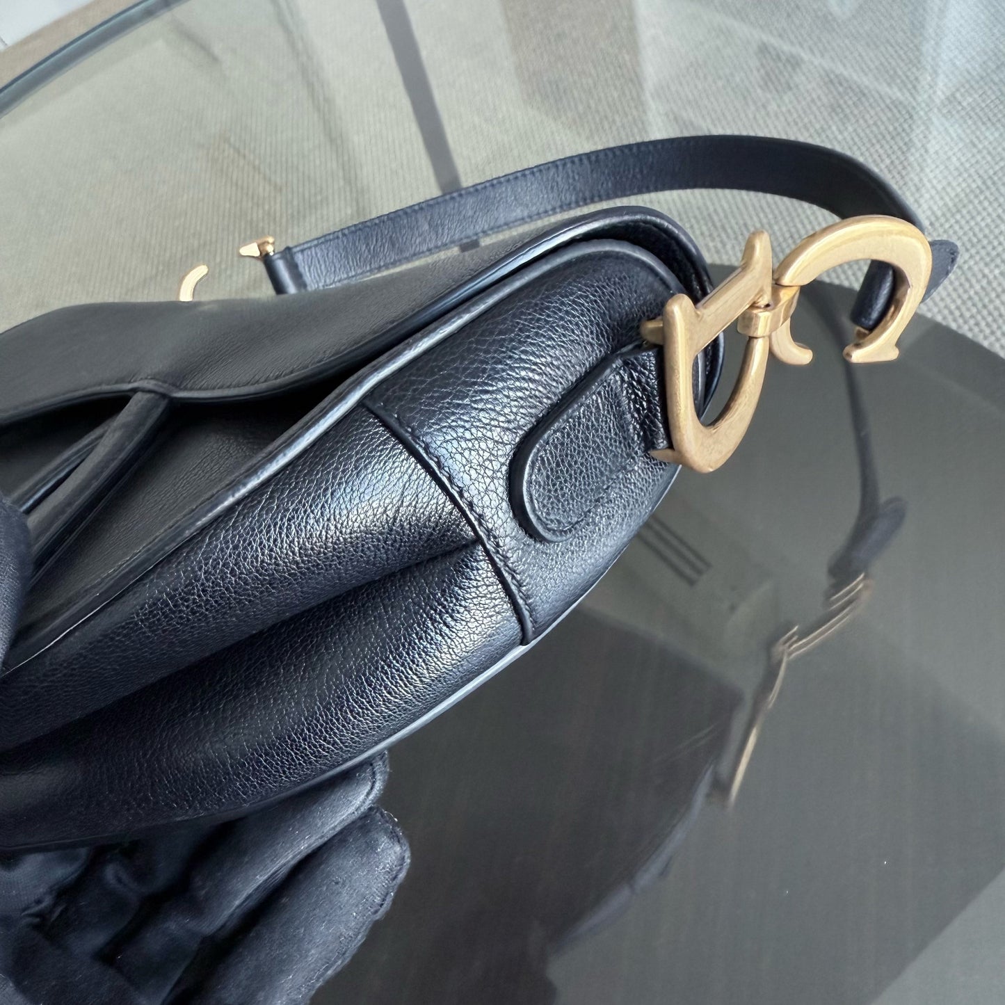 Selle Medium - 25 cm en cuir de veau noir et finitions dorées — Kovancy