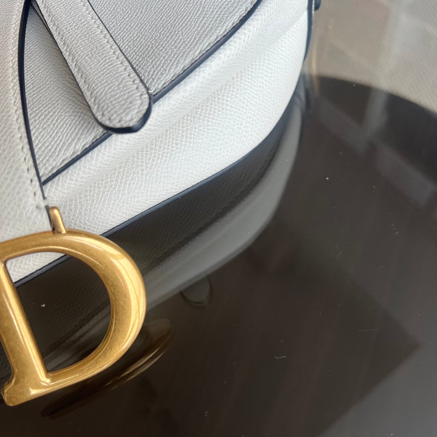 Saddle Medium - Cuir de veau grainé, finitions en or blanc — Kovancy