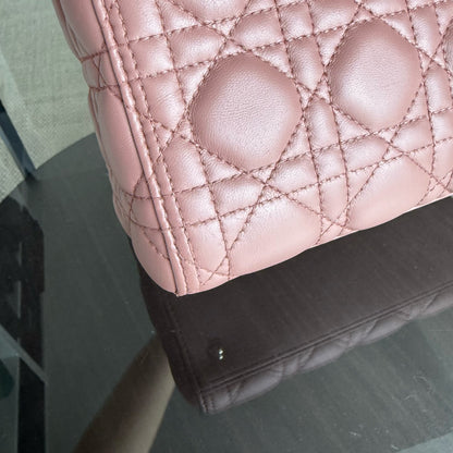 Dior Lady Taille moyenne - Cuir d'agneau Cannage, finitions dorées, sans bandoulière