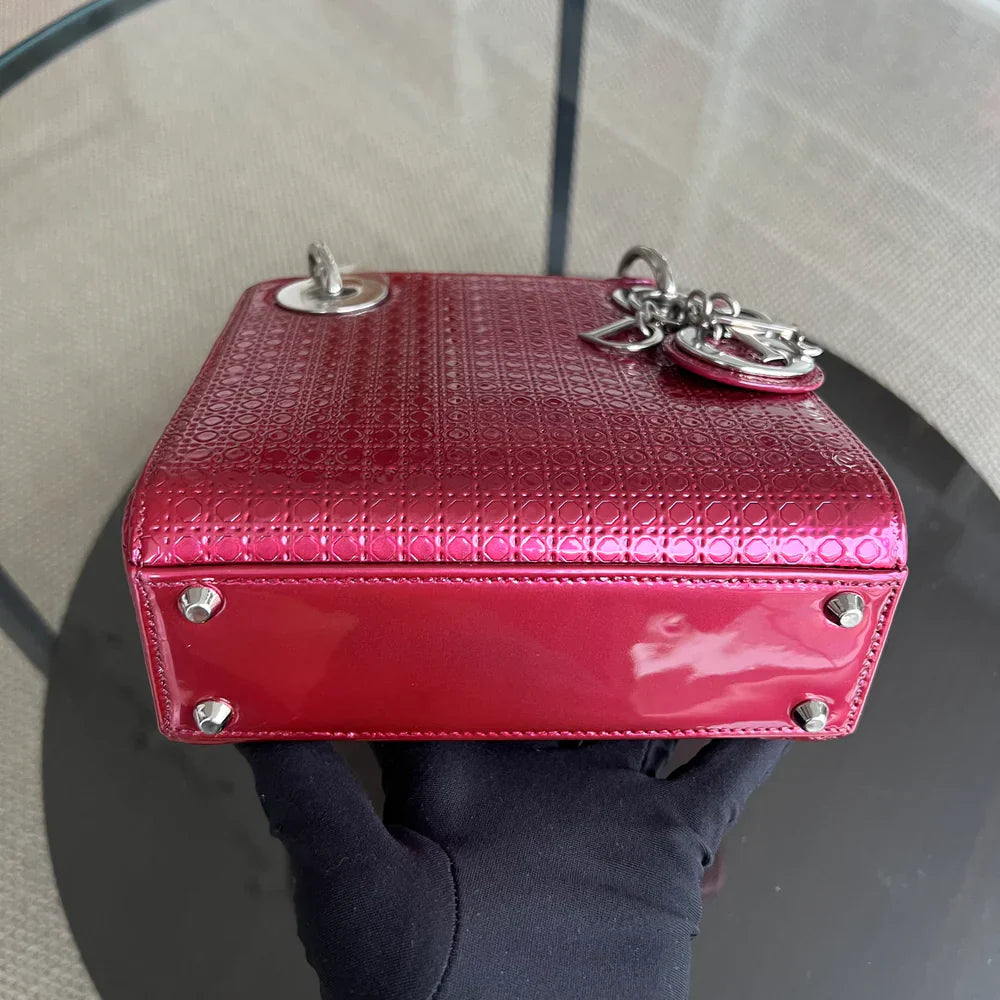 Lady Mini - Cuir de veau micro-cannage rose métallisé, détails argentés, bandoulière ajustable — Kovancy
