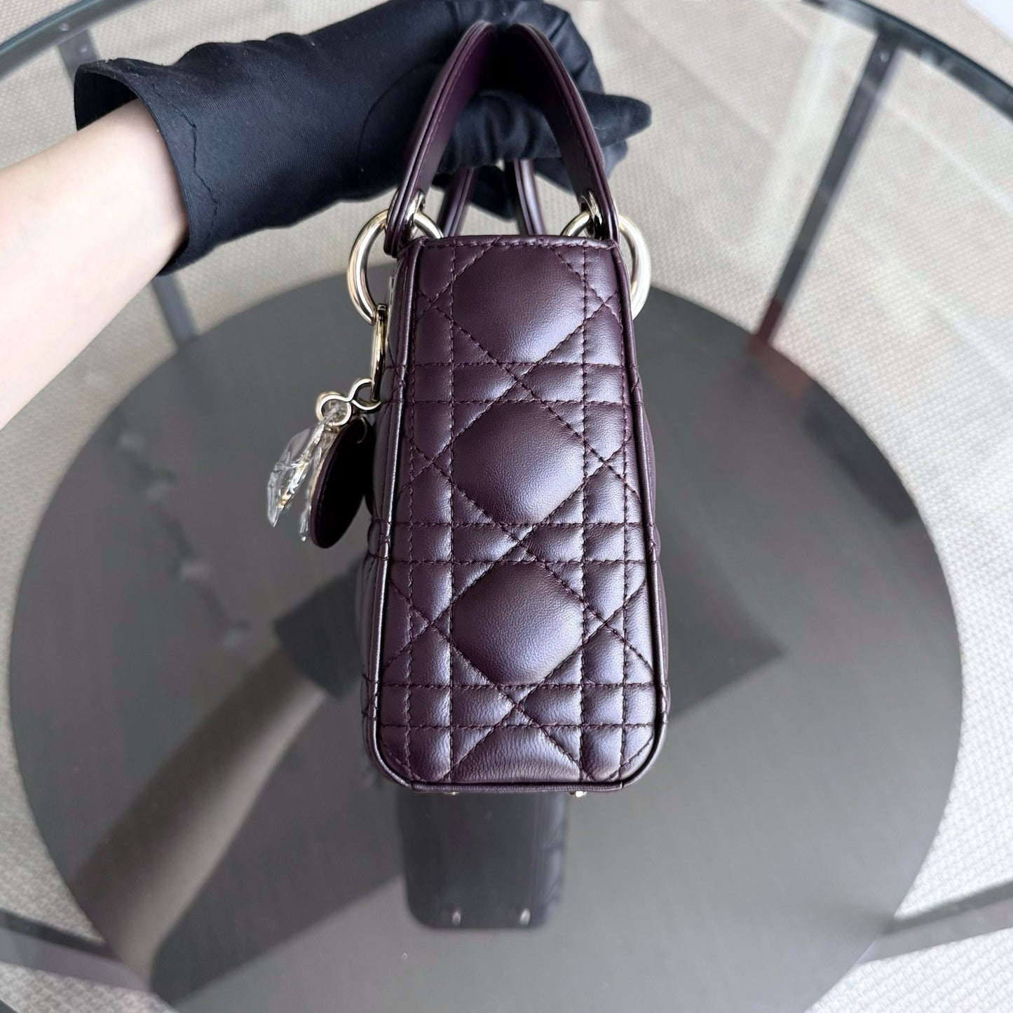 Lady Mini - Sangle chaîne en cuir d'agneau Cannage bordeaux vin et matériel doré — Kovancy